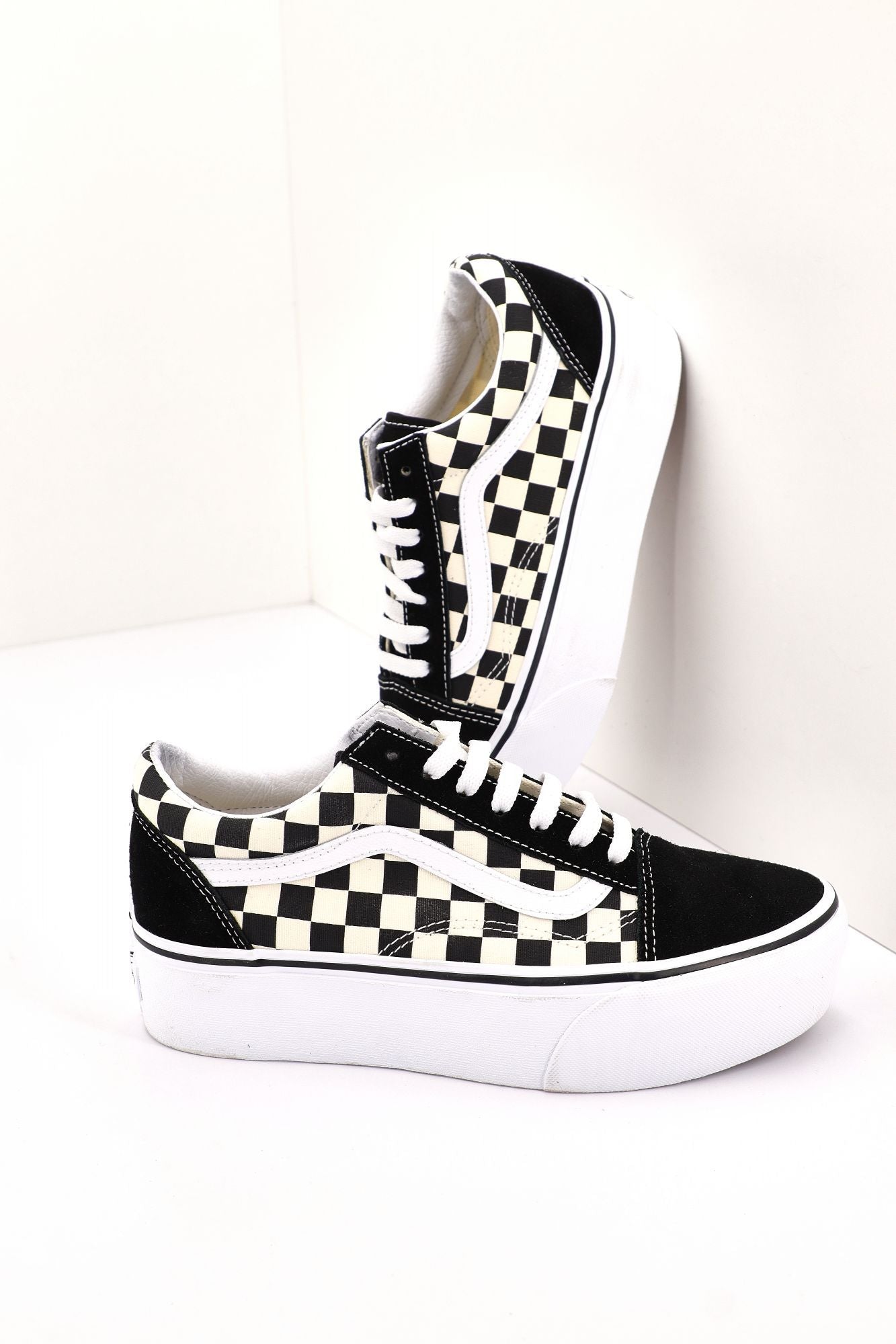 VANS OLD SKOOL PLATFORM en color NEGRO (1)