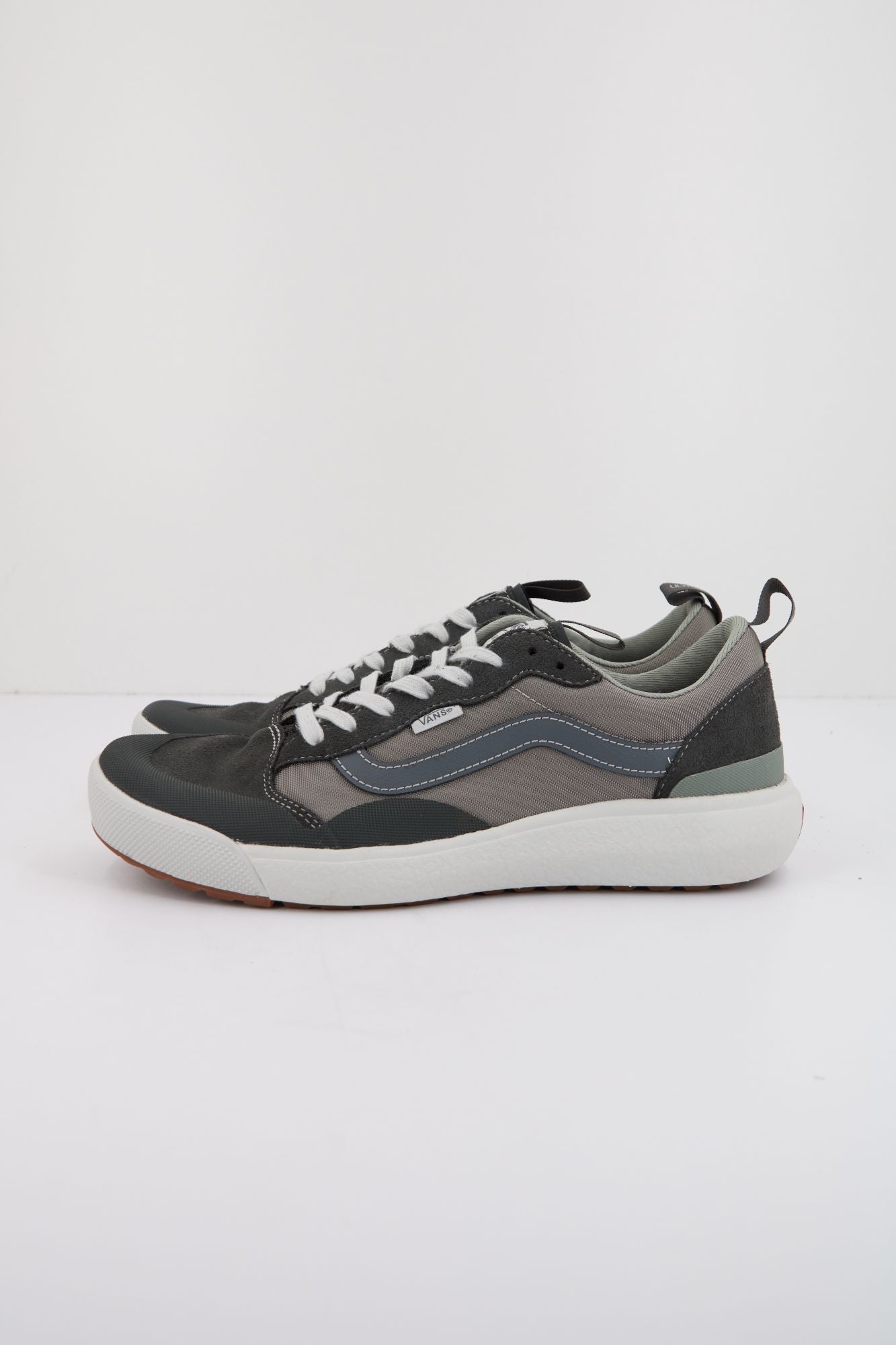 VANS ULTRARANGE EXO en color GRIS (1)