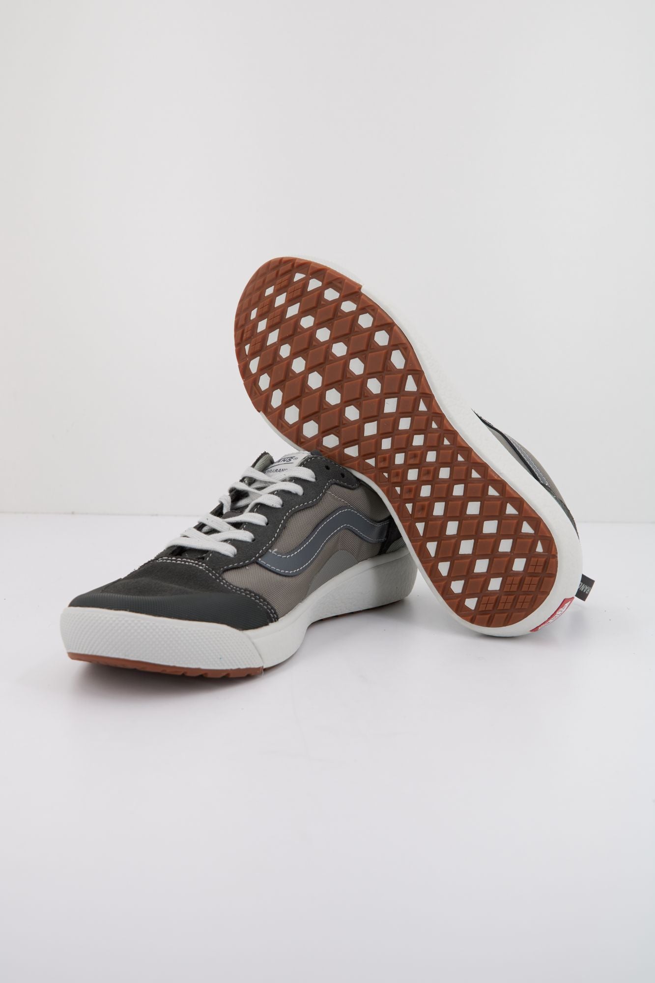 VANS ULTRARANGE EXO en color GRIS (4)