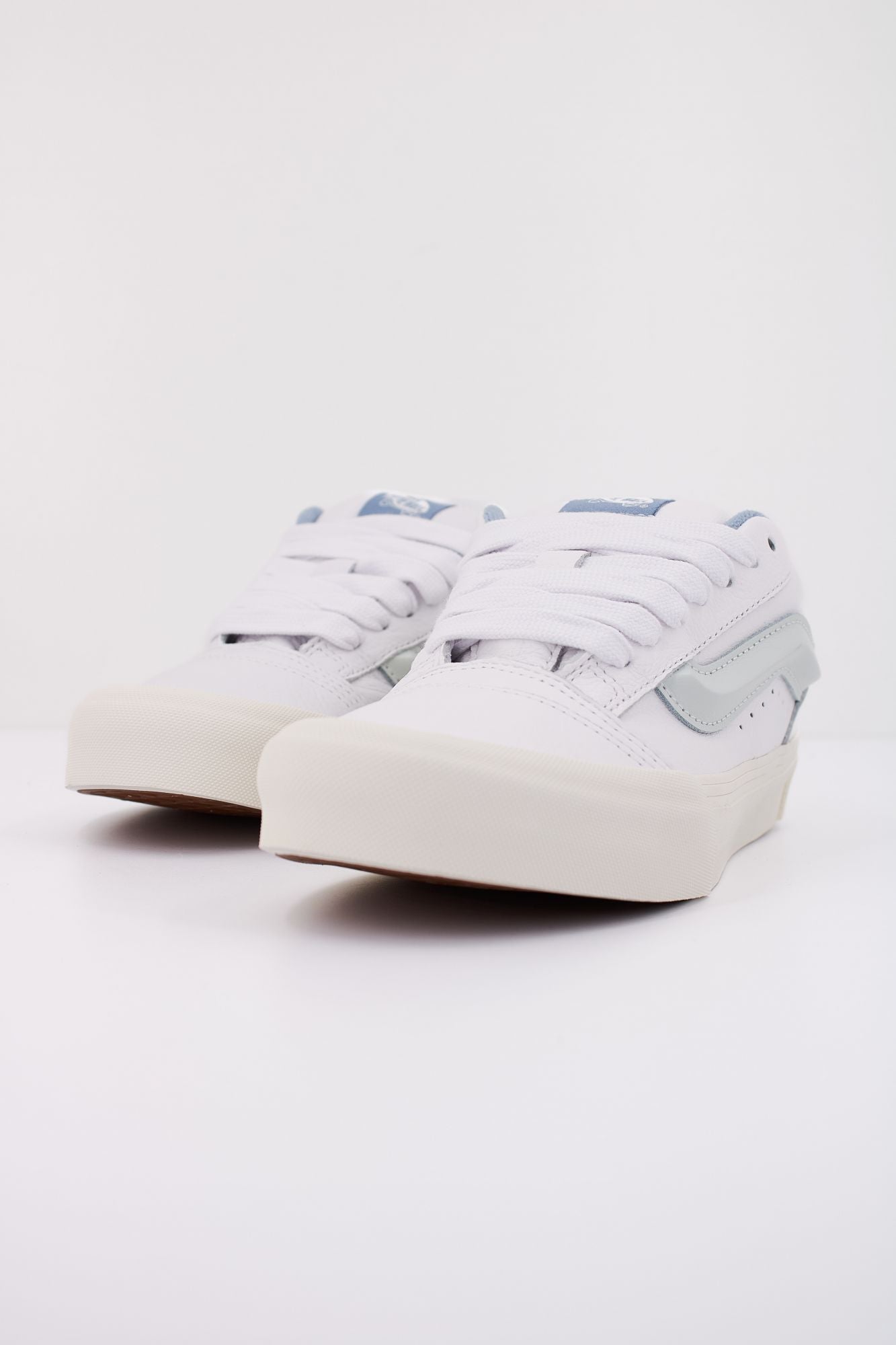 VANS  KNU SKOOL PREMIUM LEAT en color BLANCO (2)