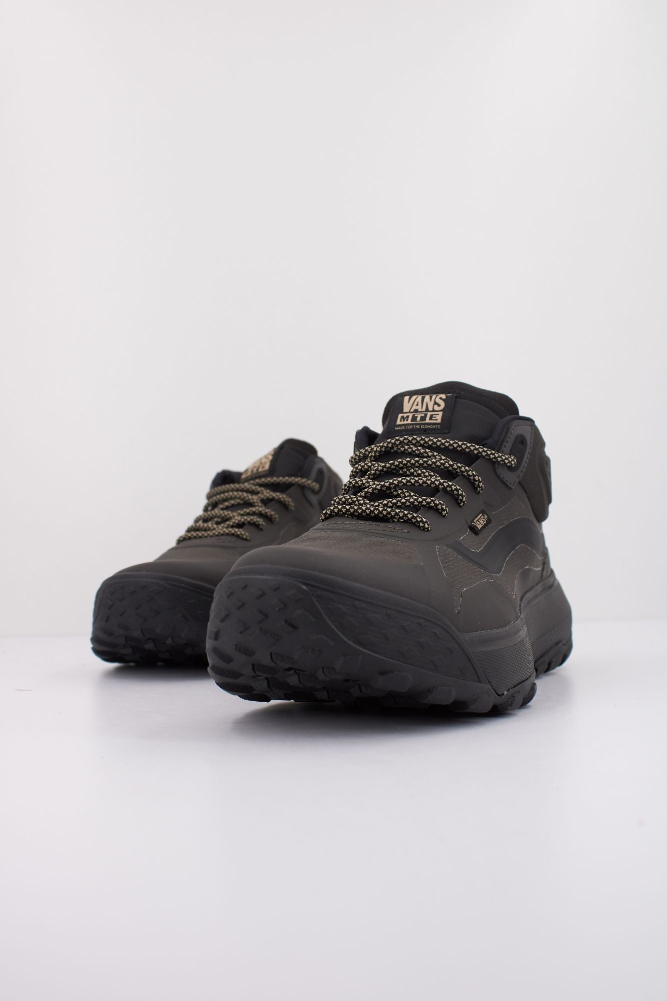 VANS  MTE CROSSPATH MID  en color NEGRO (2)