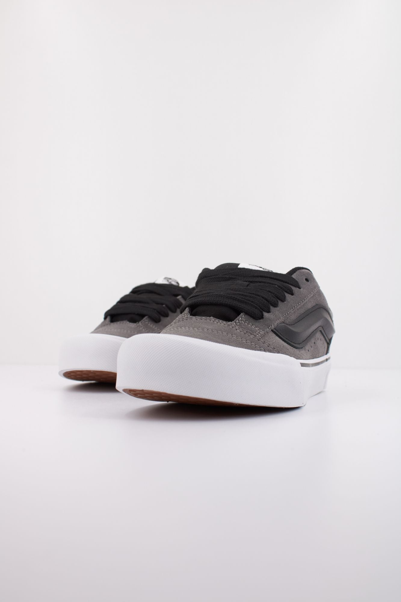 VANS KNU SKOOL en color GRIS (2)