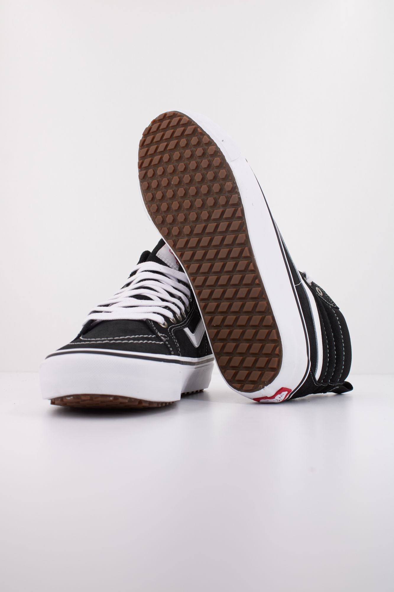 VANS MTE SK8-HI INSULATED en color NEGRO (5)