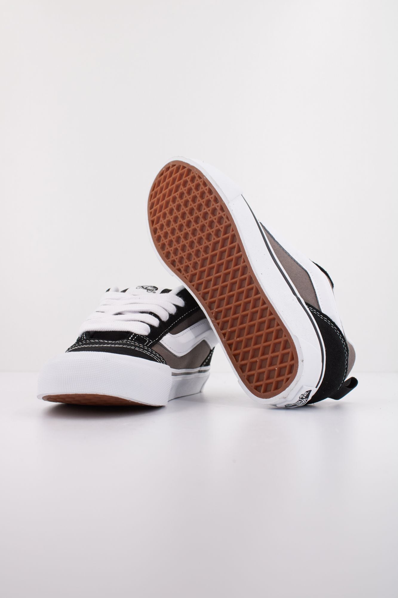 VANS KNU SKOOL en color NEGRO (5)
