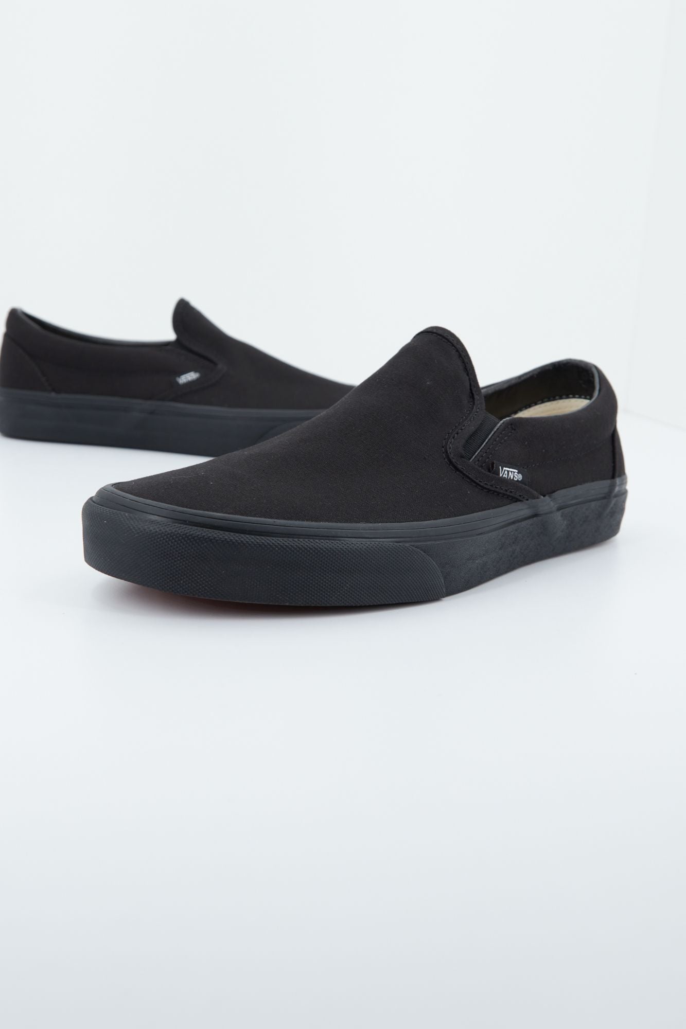 VANS  UA CLASSIC SLIP-ON en color NEGRO (4)