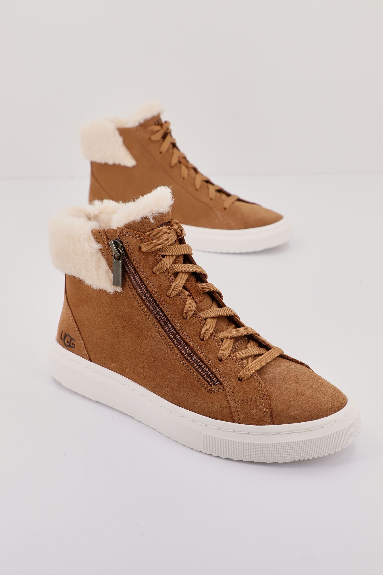 UGG  ALAMEDA MID ZIP en color MARRON (2)