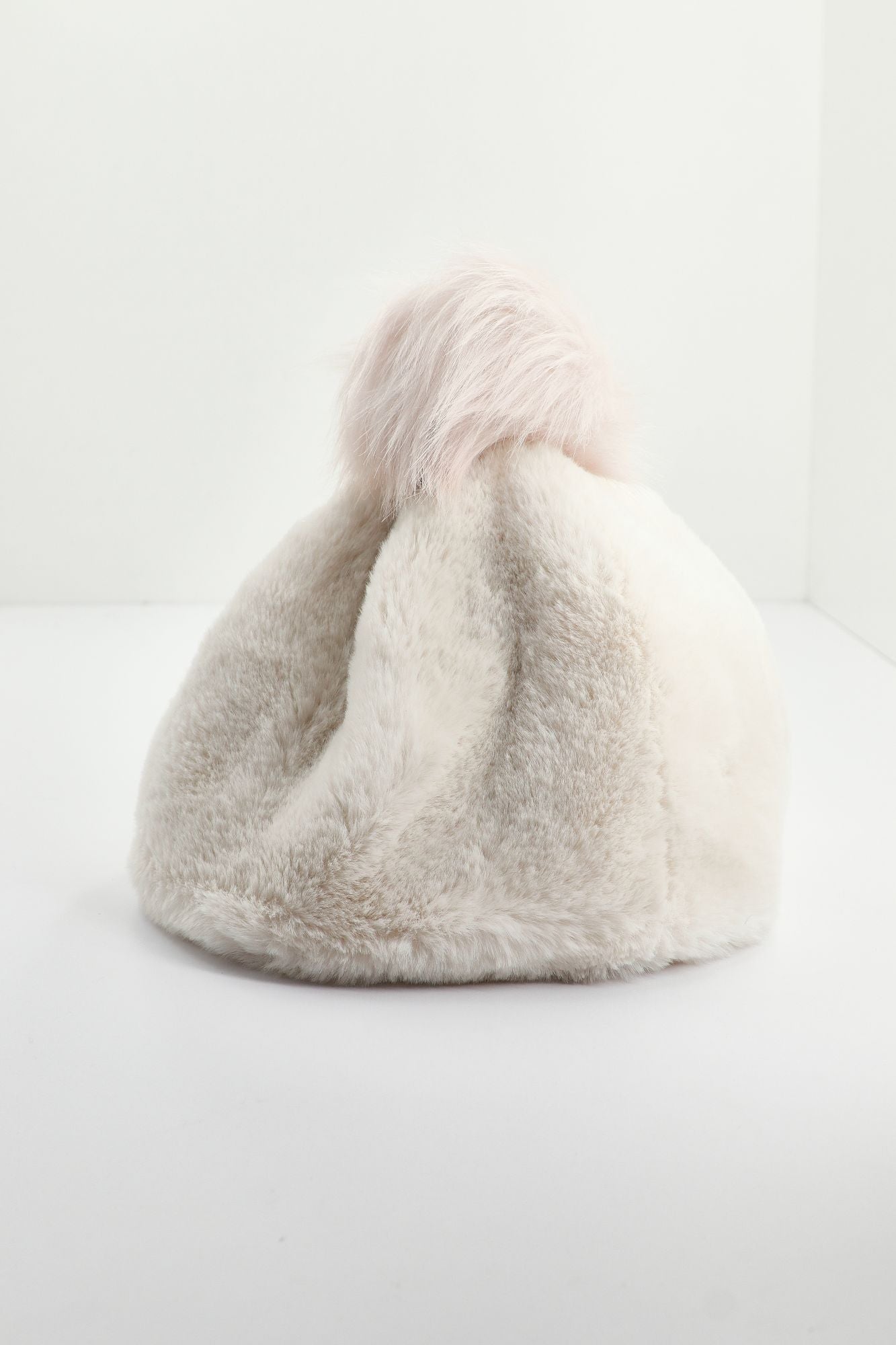 UGG  W FAUX FUR BEANIE W POM en color BLANCO (3)