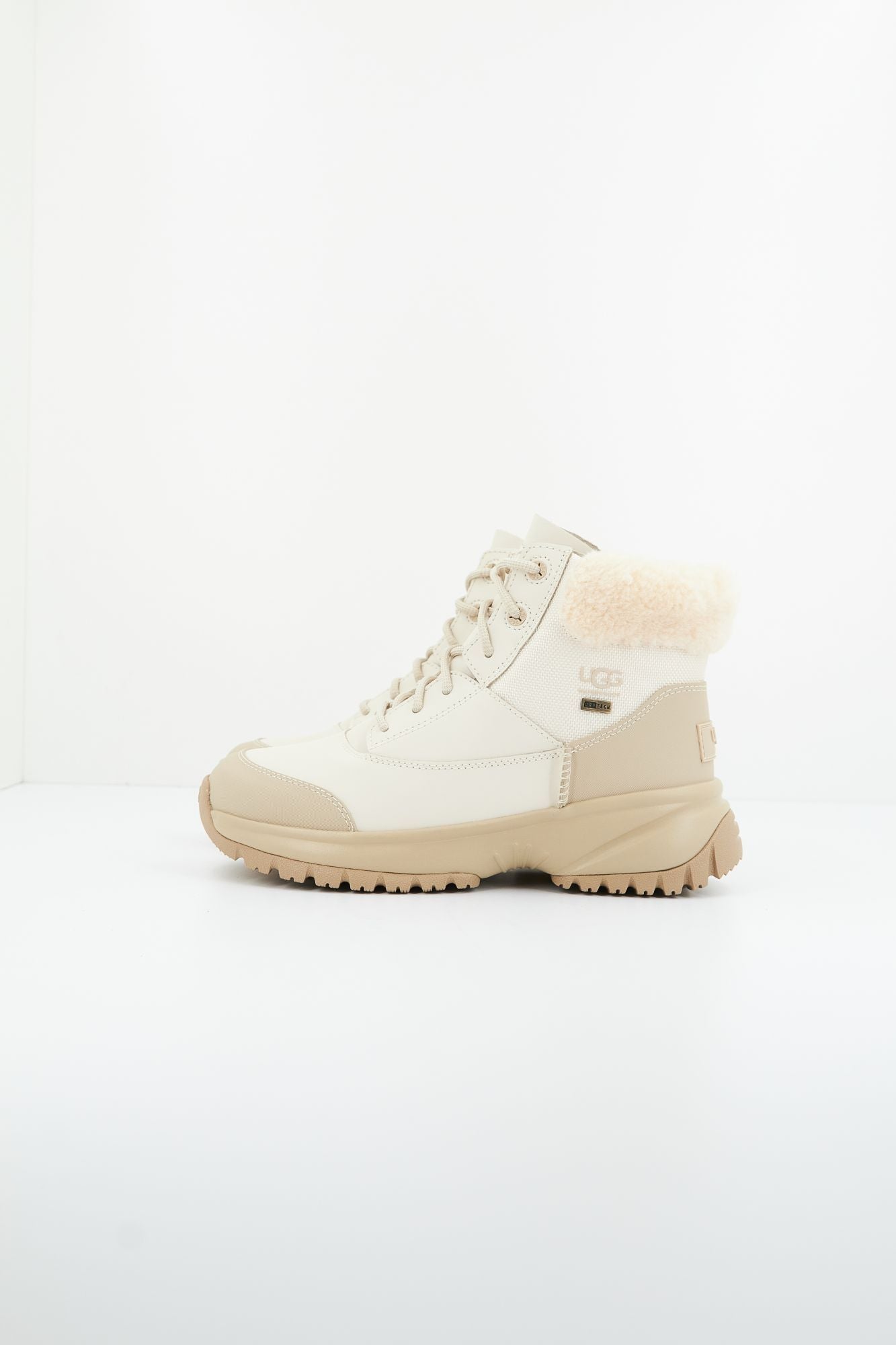 UGG W YOSE FLUFF V2 en color BEIS (1)