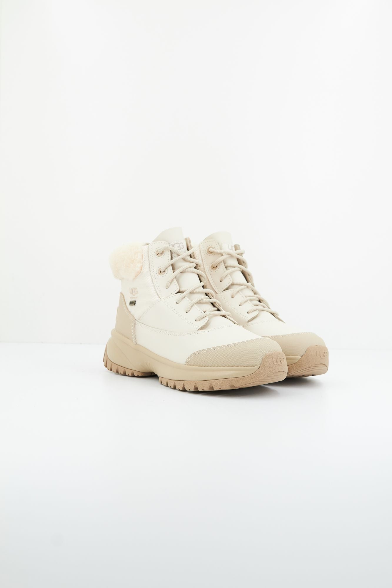 UGG W YOSE FLUFF V2 en color BEIS (2)
