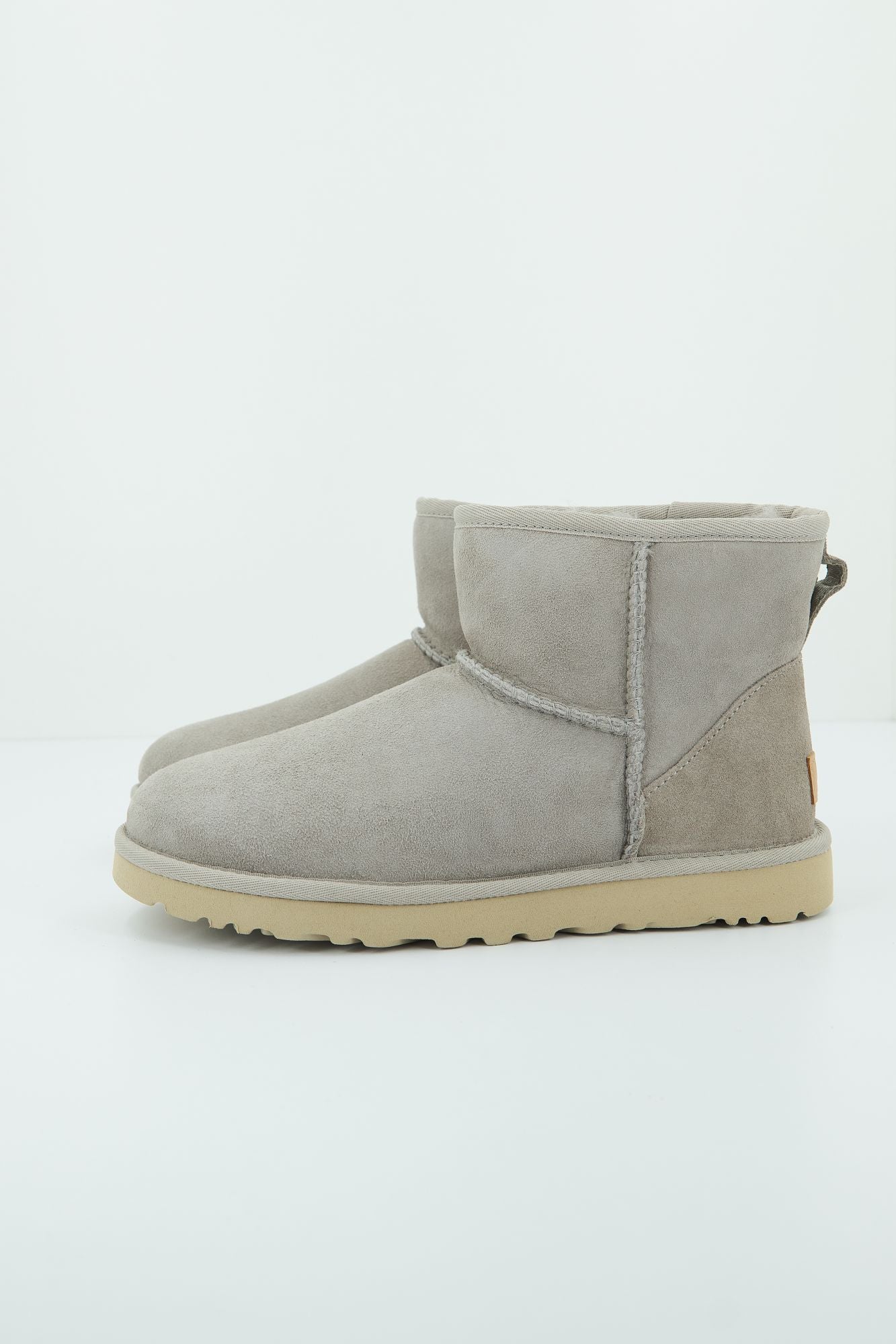 UGG  W CLASSIC MINI II en color GRIS (1)