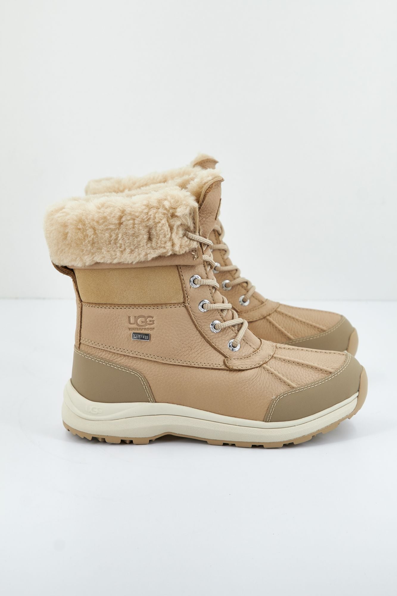 UGG W ADIRONDACK BOOT III en color BEIS (3)