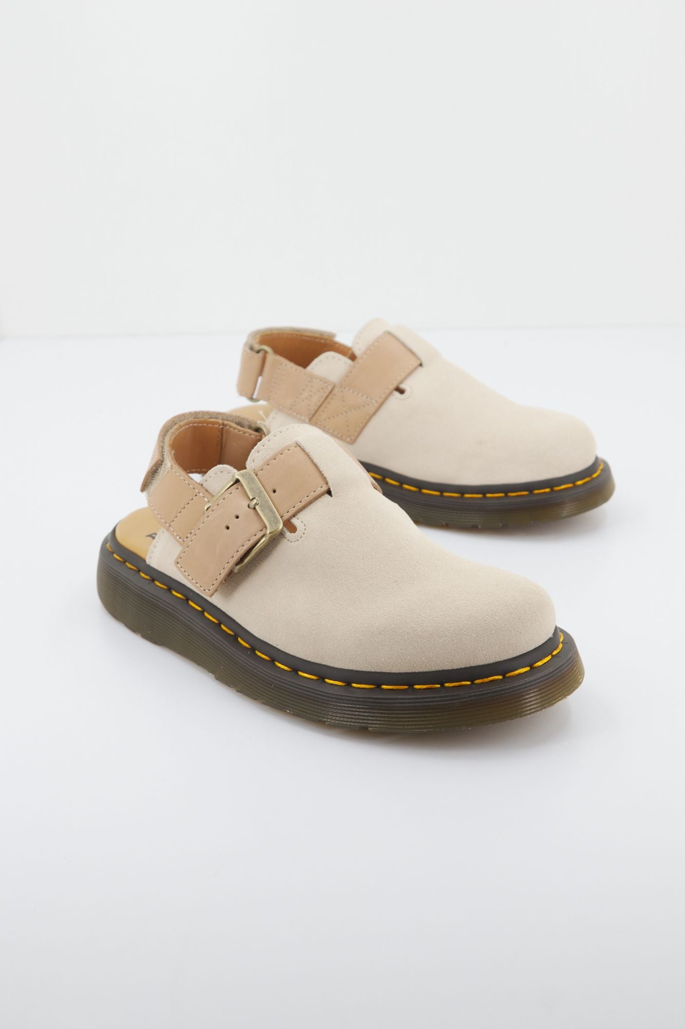 DR. MARTENS  JORGE II PARCHMENT SUEDE en color BEIS (2)