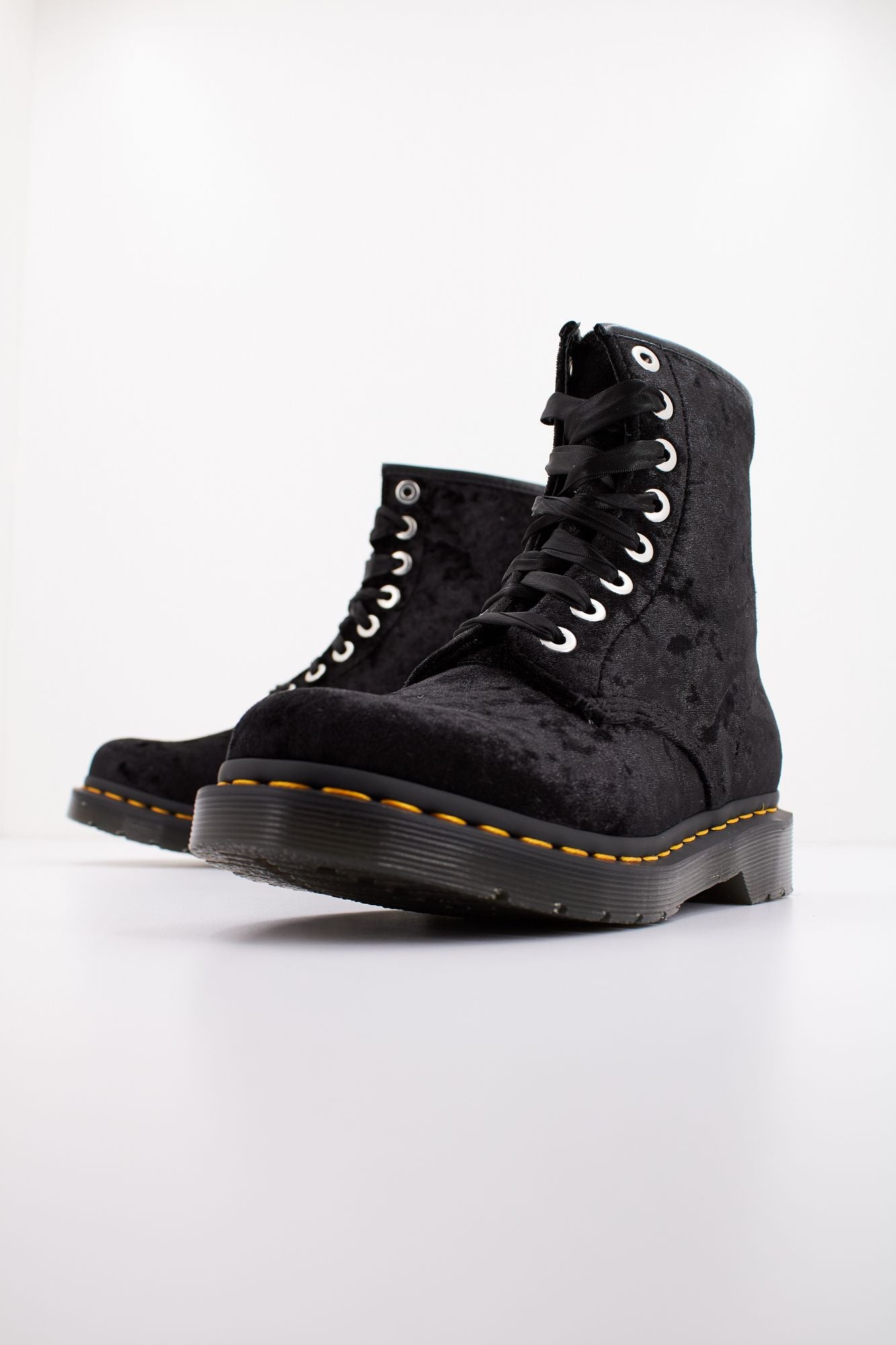 DR. MARTENS CRUSHED VELVET en color NEGRO (2)