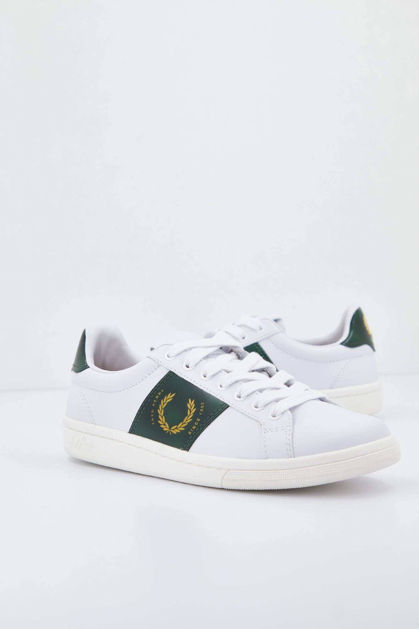 FRED PERRY  B721 LEATHER en color BLANCO (1)