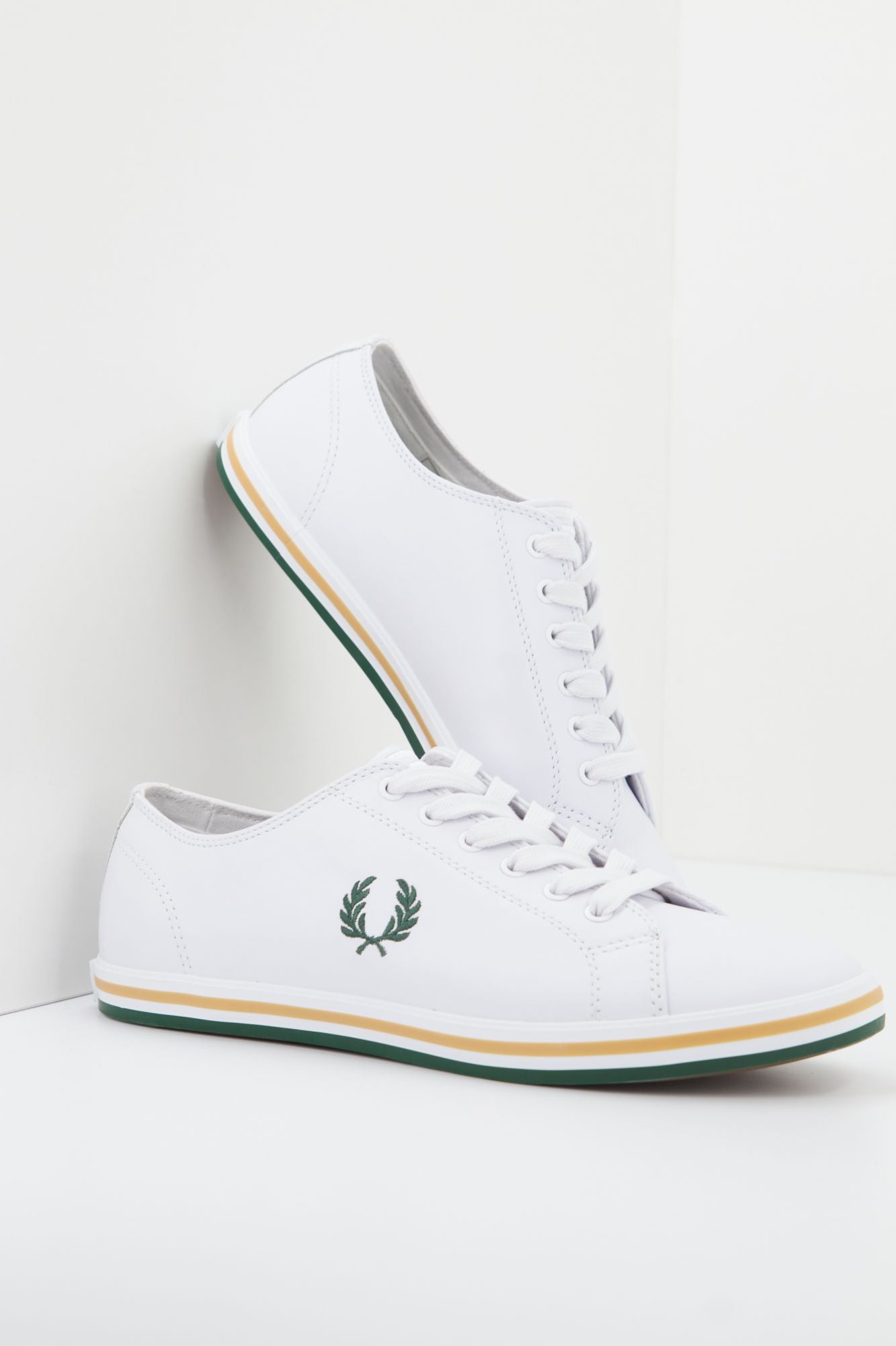 FRED PERRY KINGSTON LEATHER en color BLANCO (1)