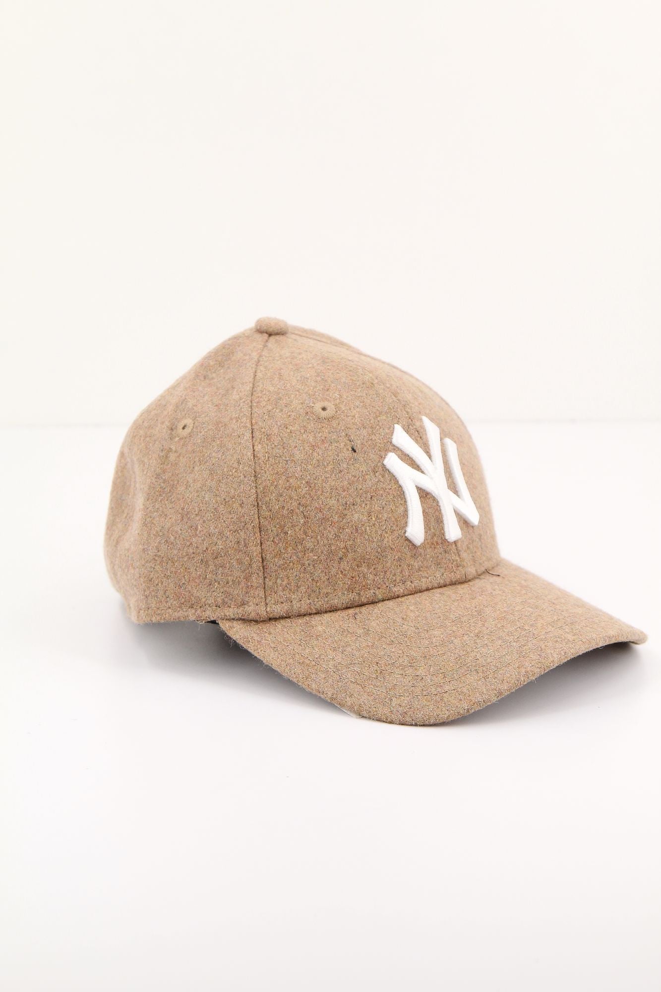 NEW ERA  WMNS WOOL 9FORTY NEYYAN en color MARRON (2)