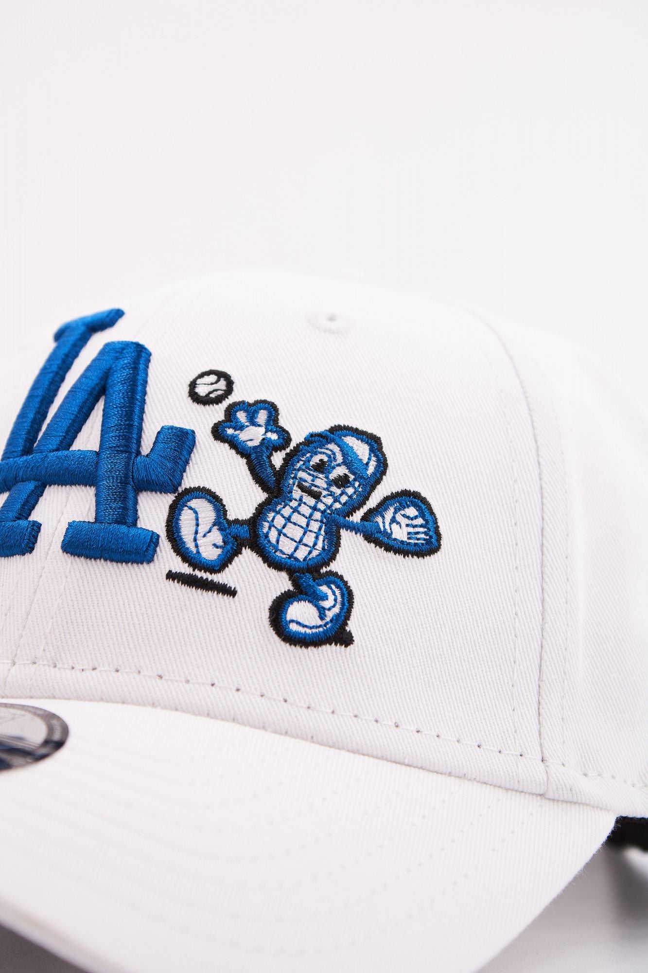 NEW ERA FOOD CHARACTER 9FORTY en color BLANCO (4)