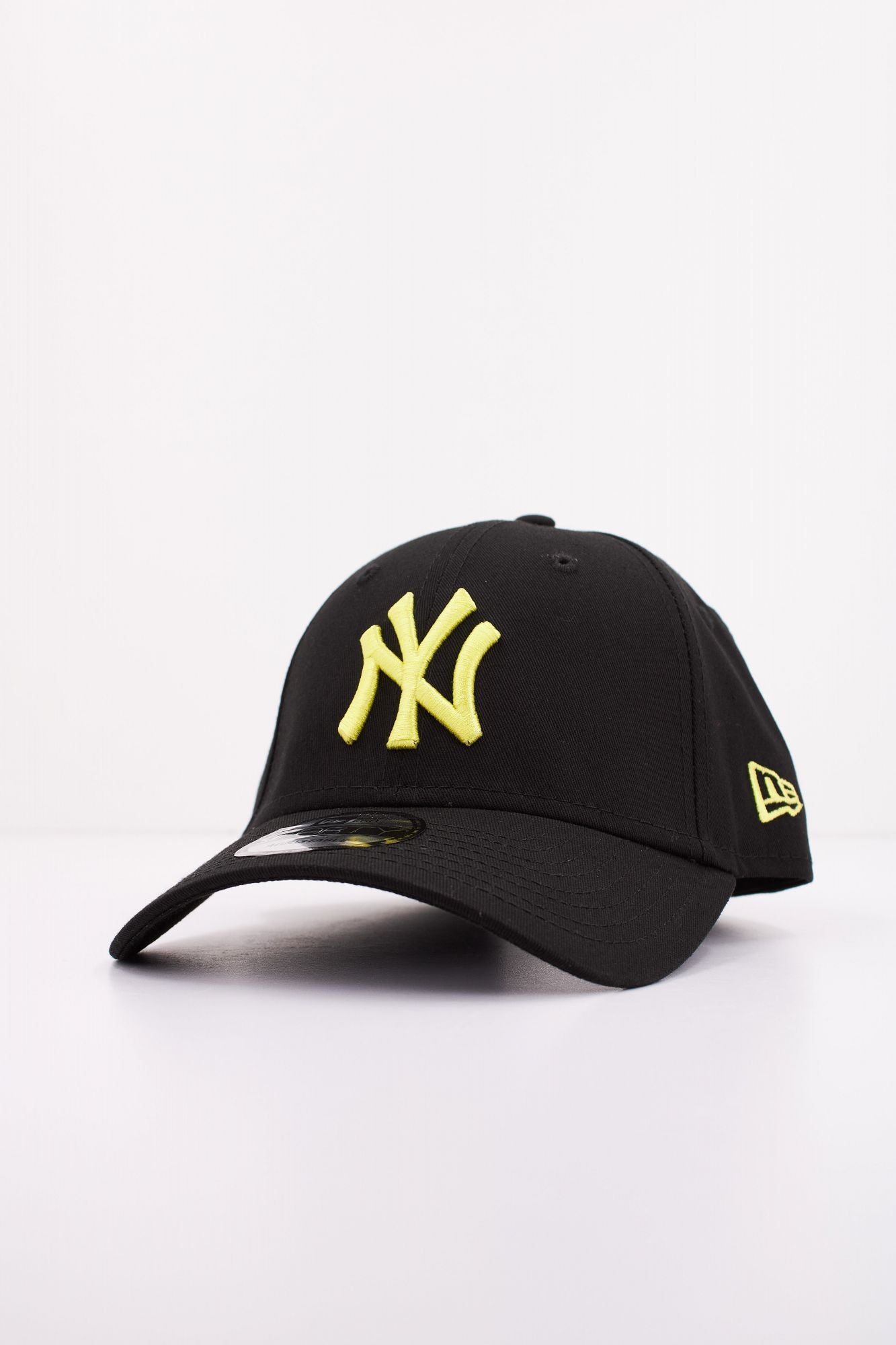 NEW ERA LEAGUE ESSENTIAL 9FORTY en color NEGRO (2)
