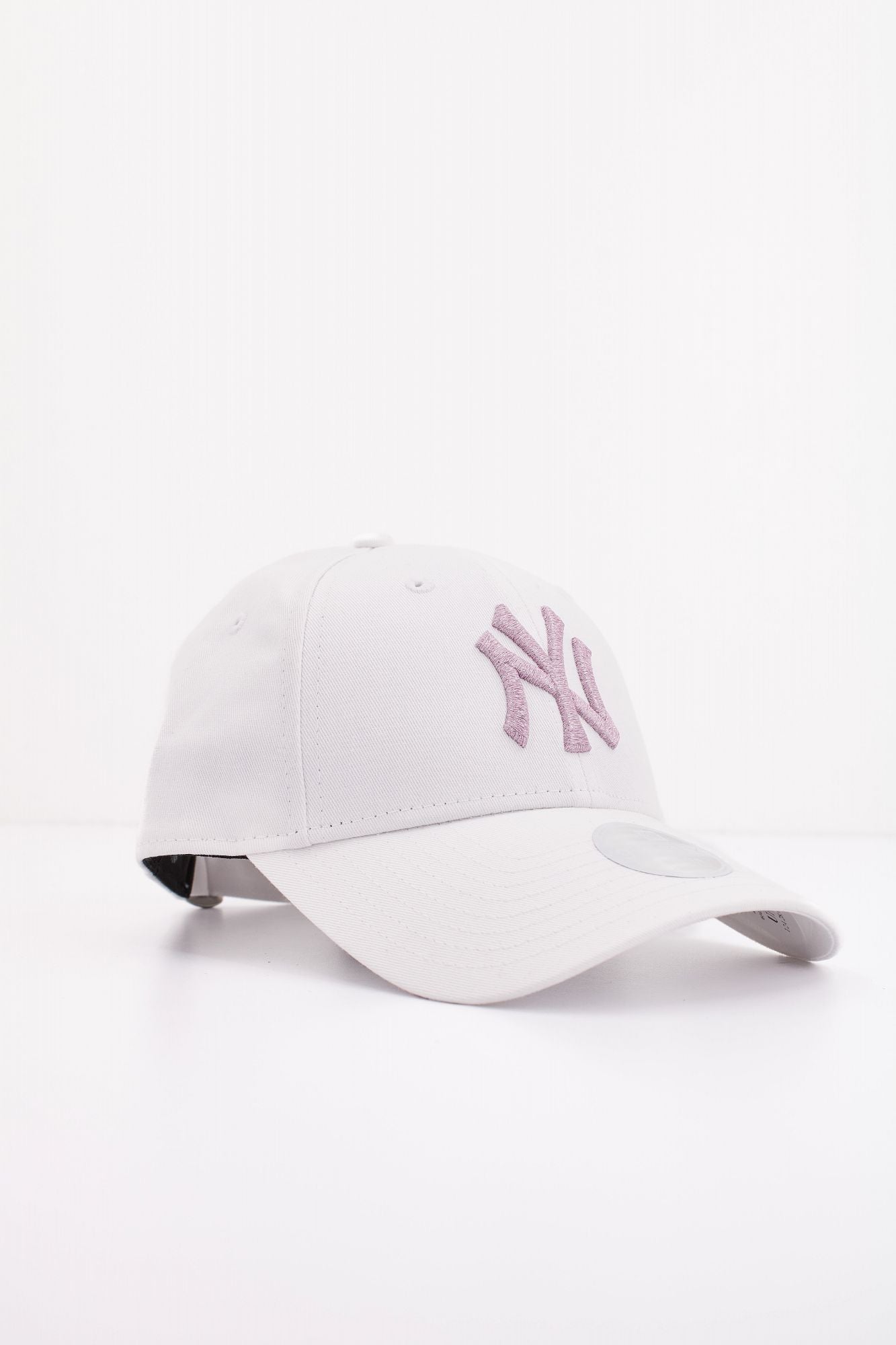 NEW ERA FEMALE METALLIC LOGO 9FO en color BLANCO (2)