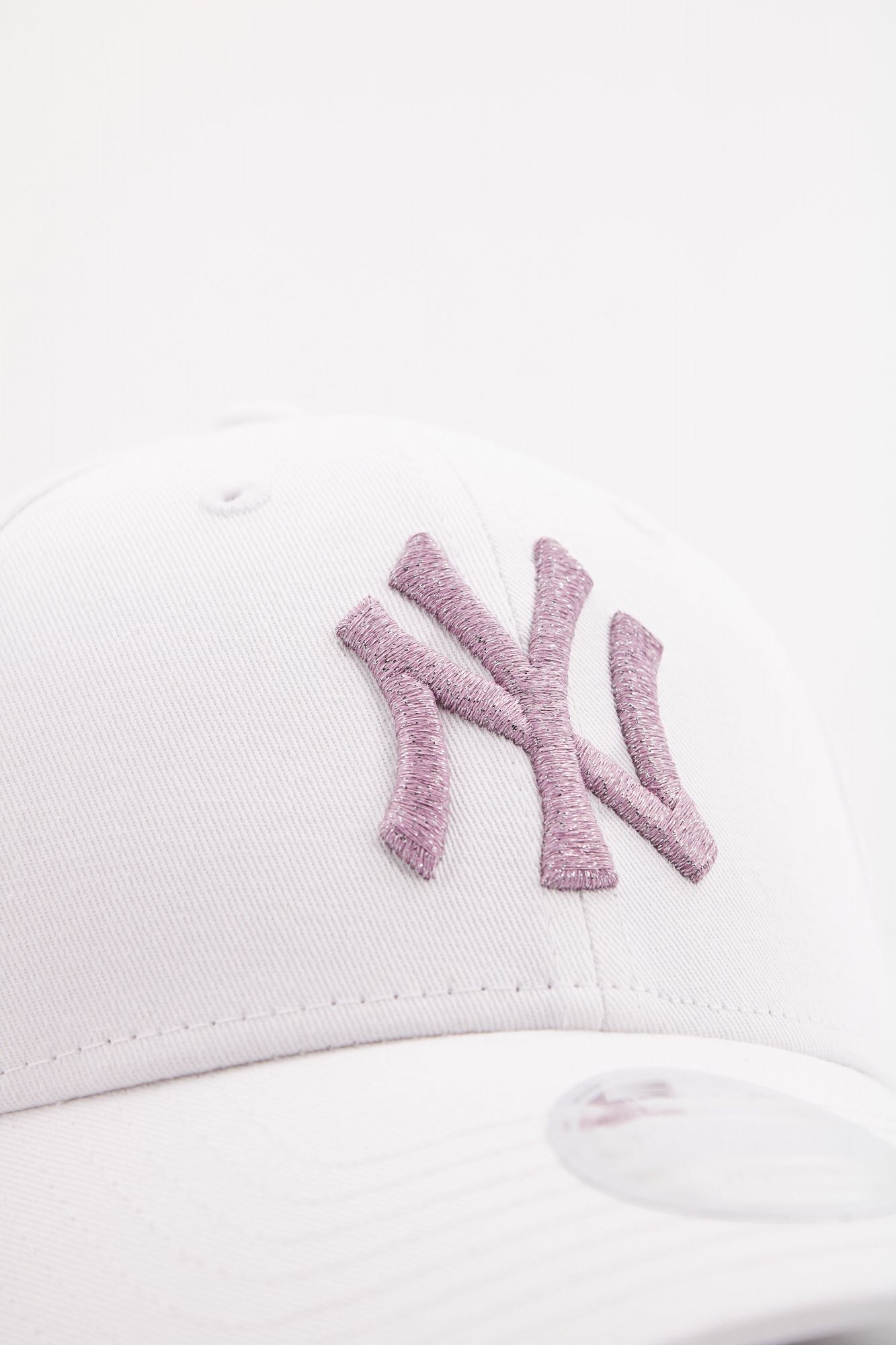 NEW ERA FEMALE METALLIC LOGO 9FO en color BLANCO (4)