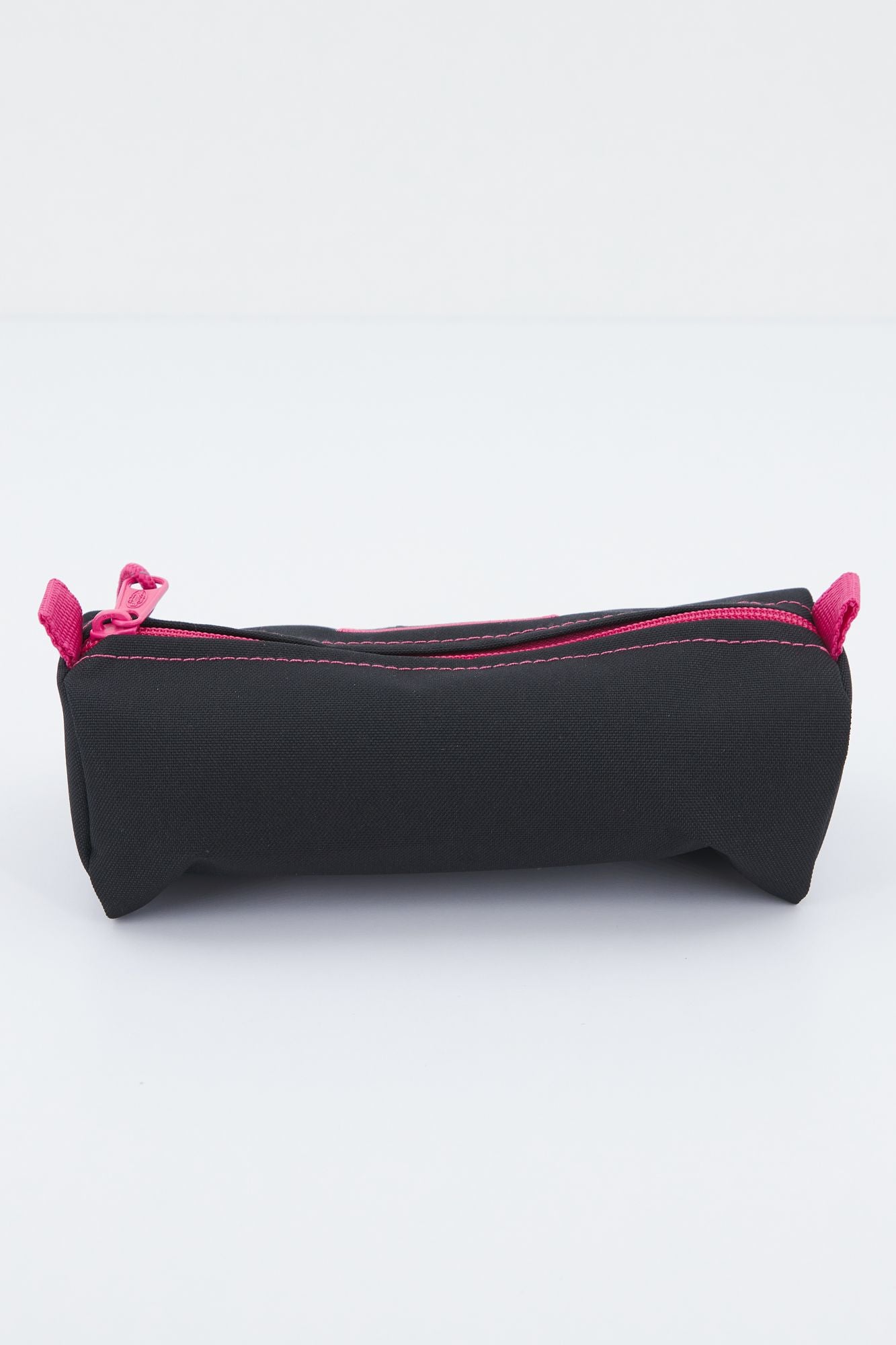 EASTPAK  BENCHMARK SINGLE en color NEGRO (4)