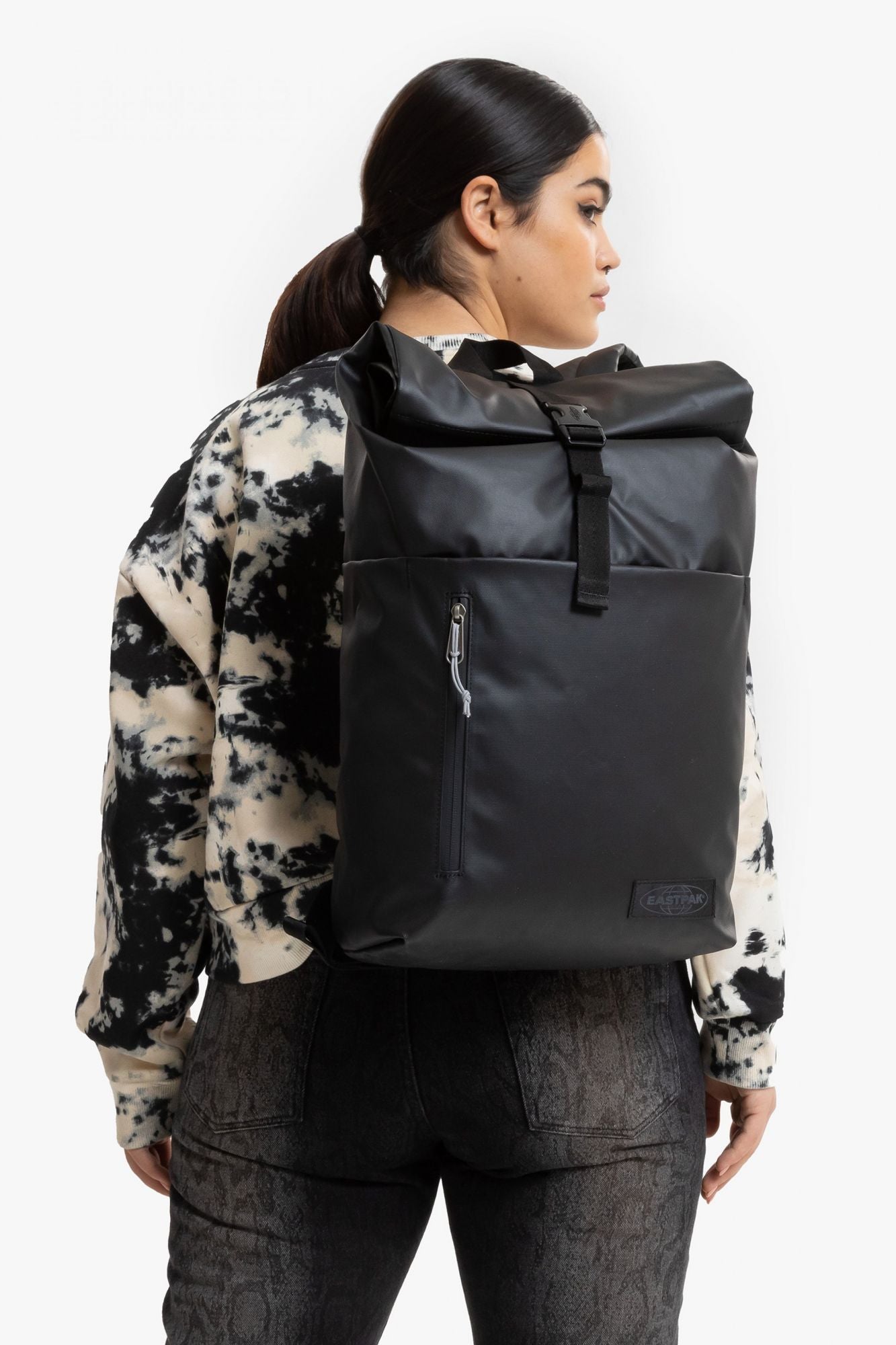 EASTPAK UP ROLL en color NEGRO (4)