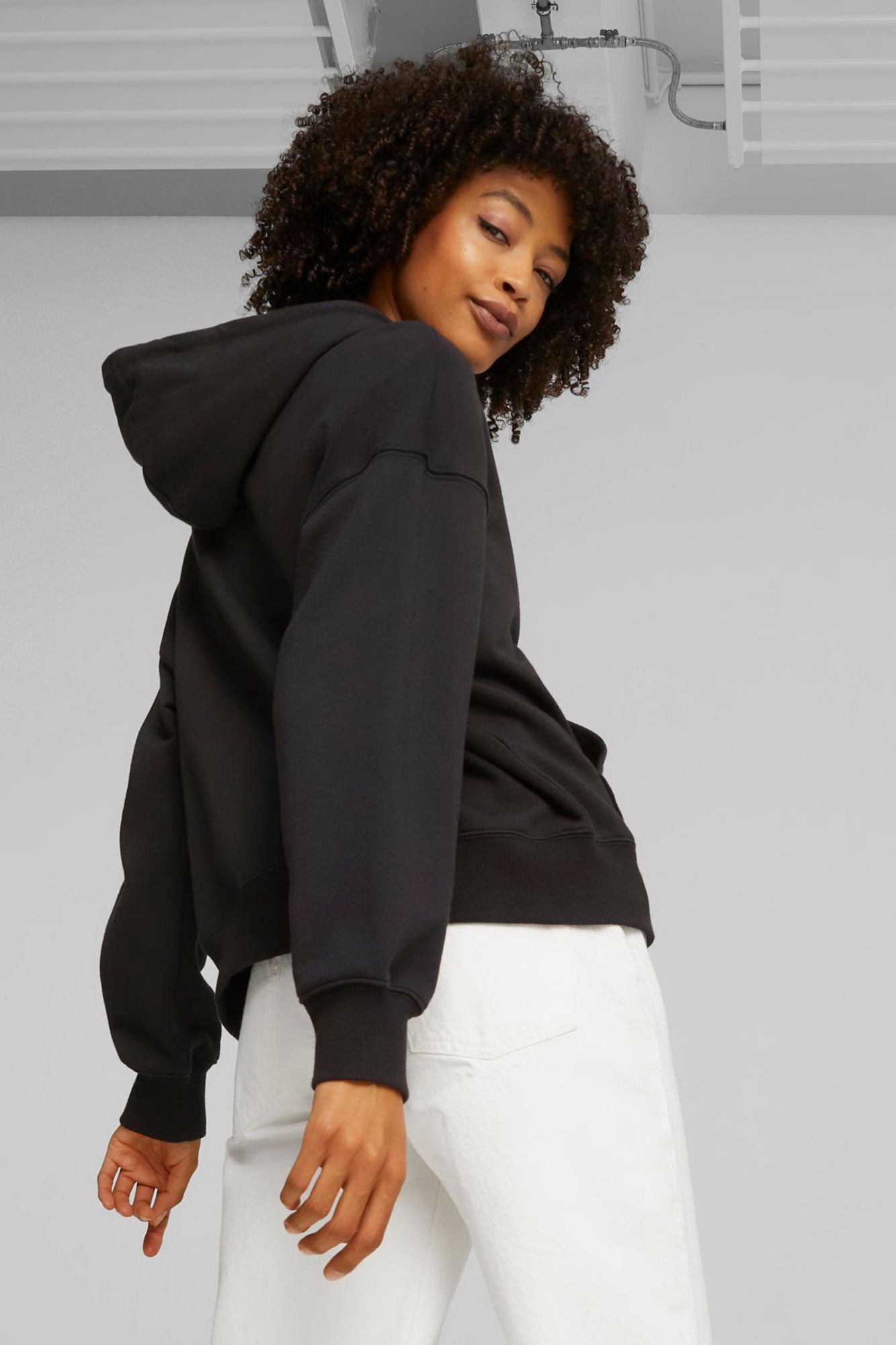 PUMA CLASSICS OVERSIZED HOOD  en color NEGRO (3)