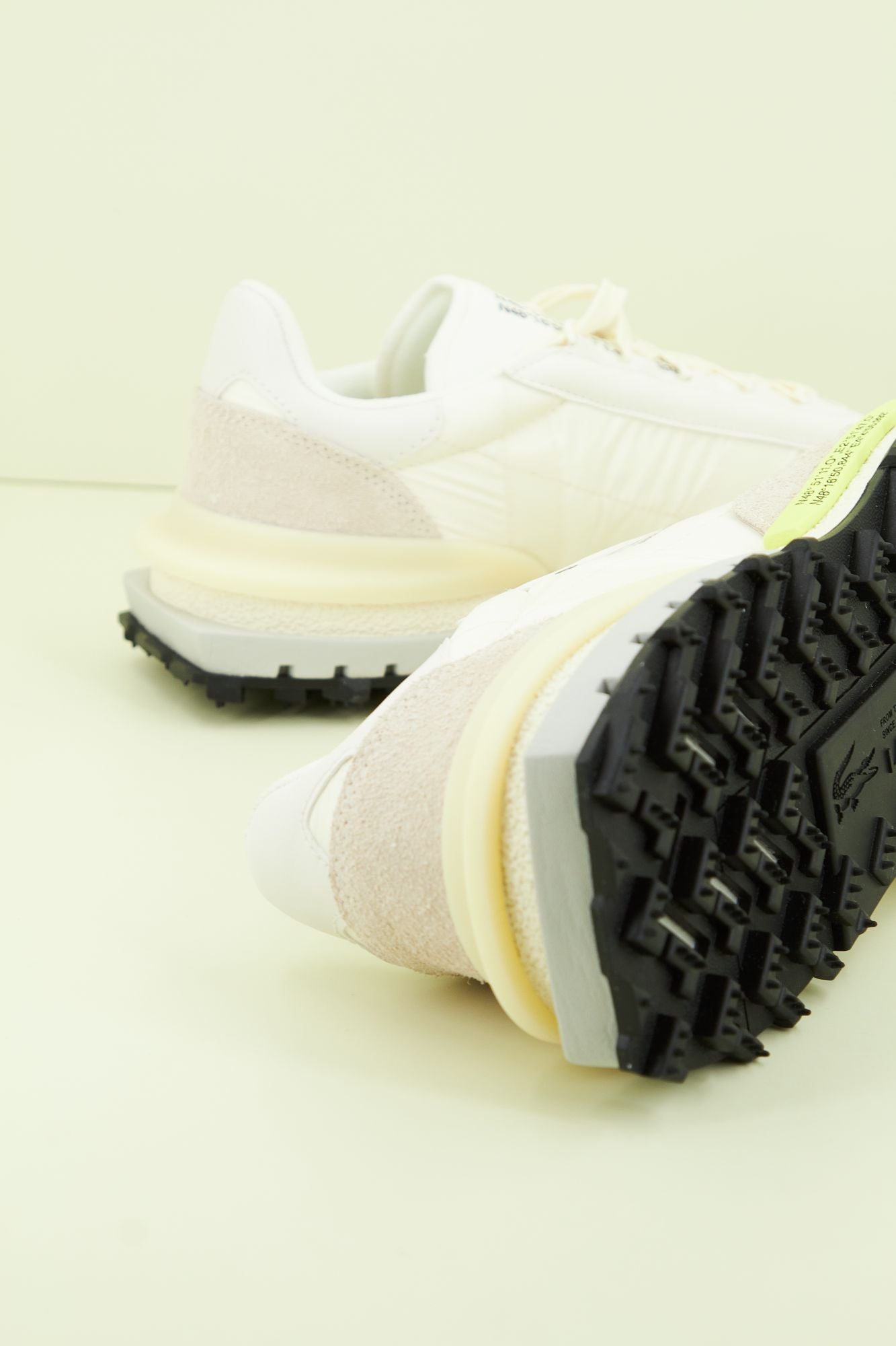 LACOSTE  ELITE ACTIVE 223 en color BEIS (3)