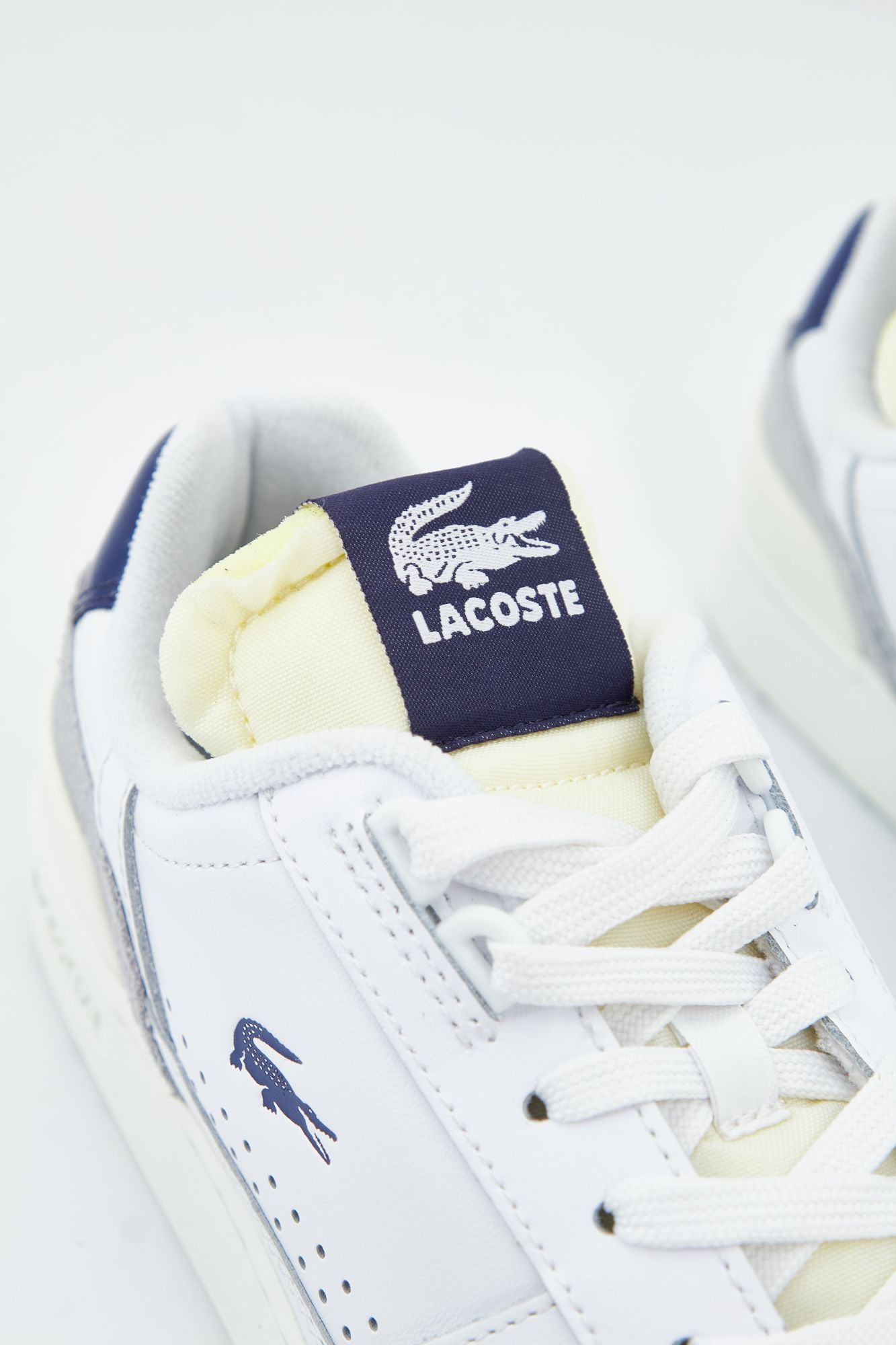 LACOSTE T-CLIP 223 5 SFA en color BLANCO (4)