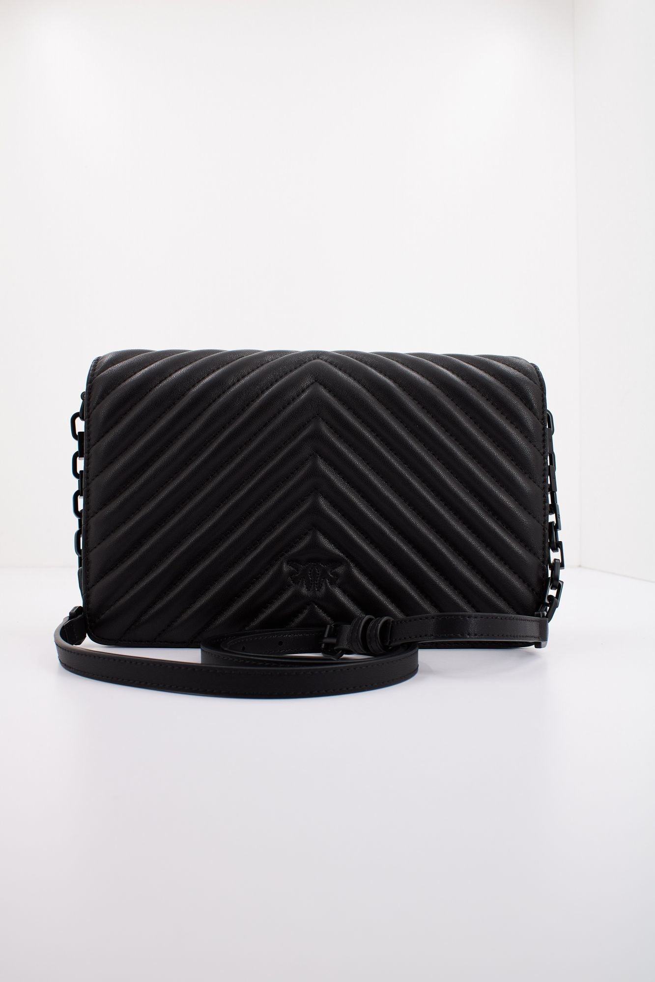 PINKO LOVE CLICK CLASSIC SHEE en color NEGRO (3)