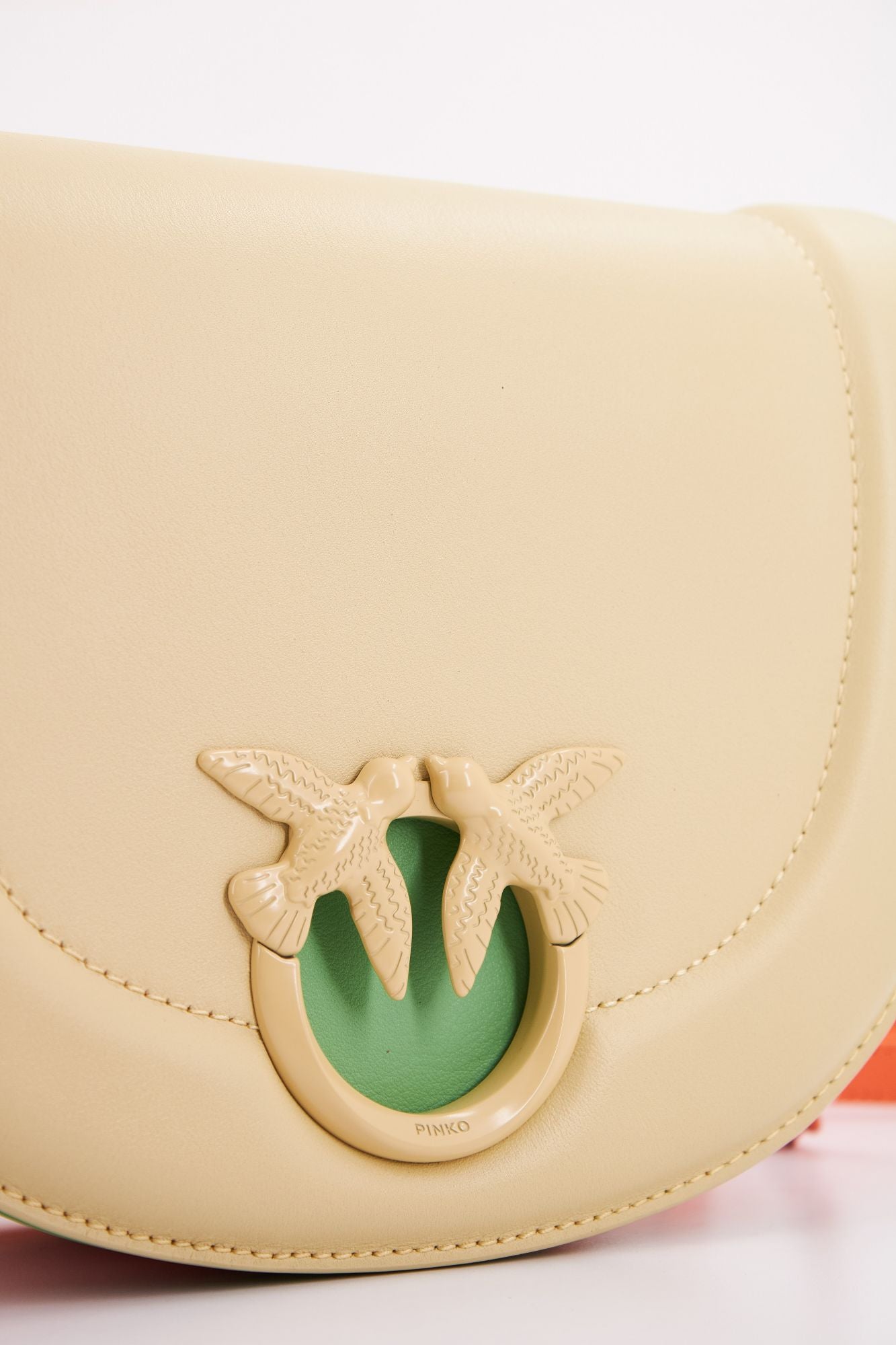 PINKO  LOVE ROUND CLICK CLASSIC en color AMARILLO (4)