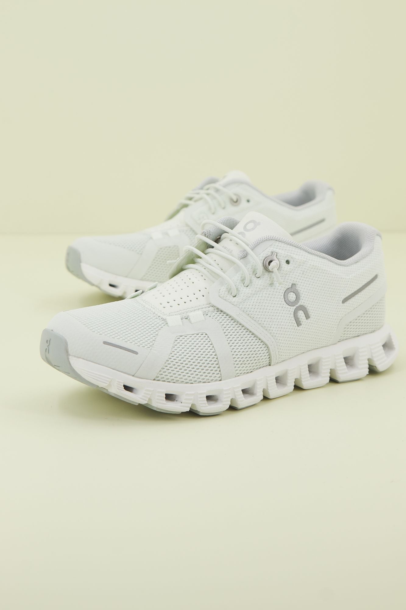 ON RUNNING  CLOUD 5 en color BLANCO (2)