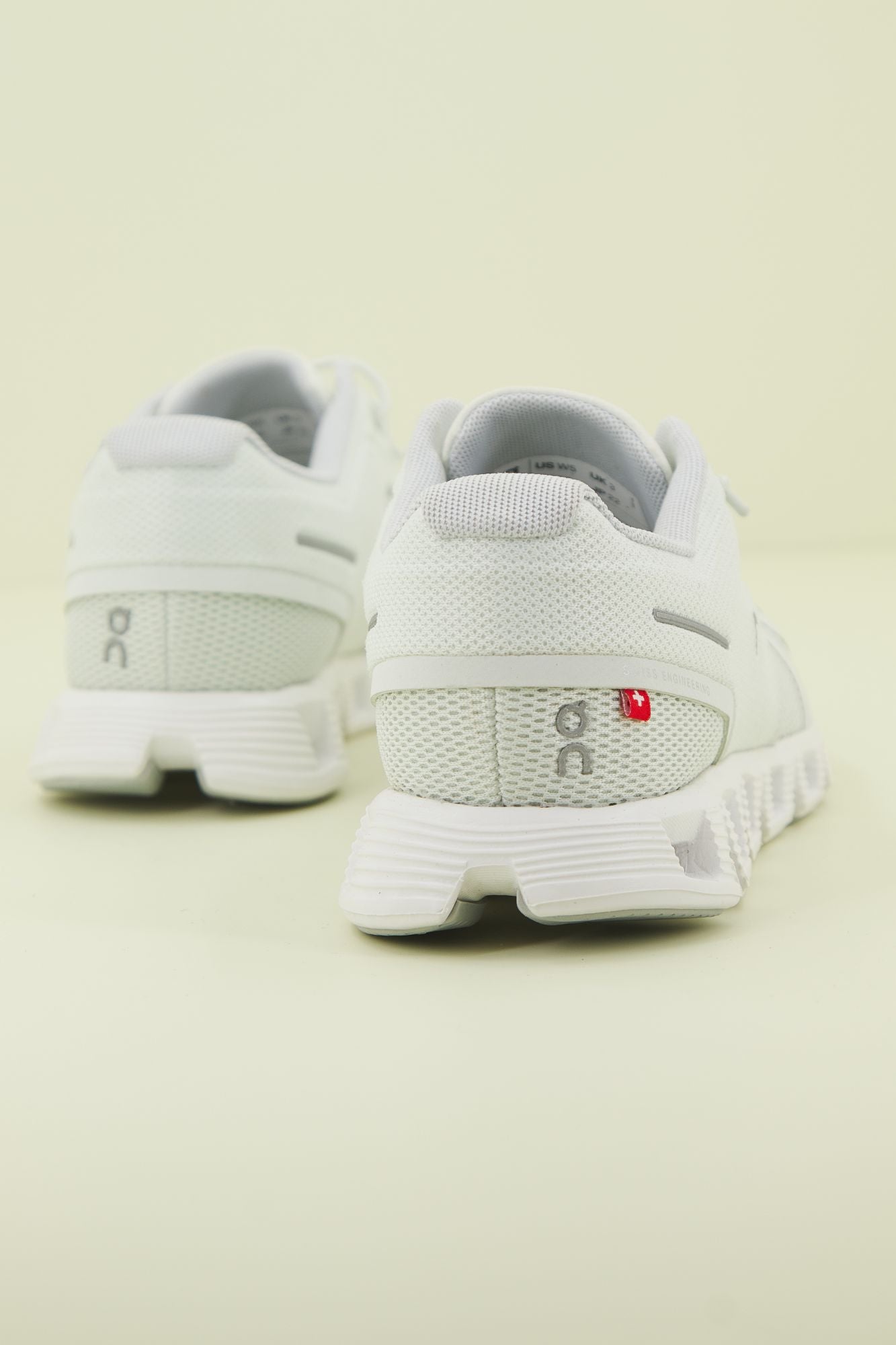 ON RUNNING  CLOUD 5 en color BLANCO (3)
