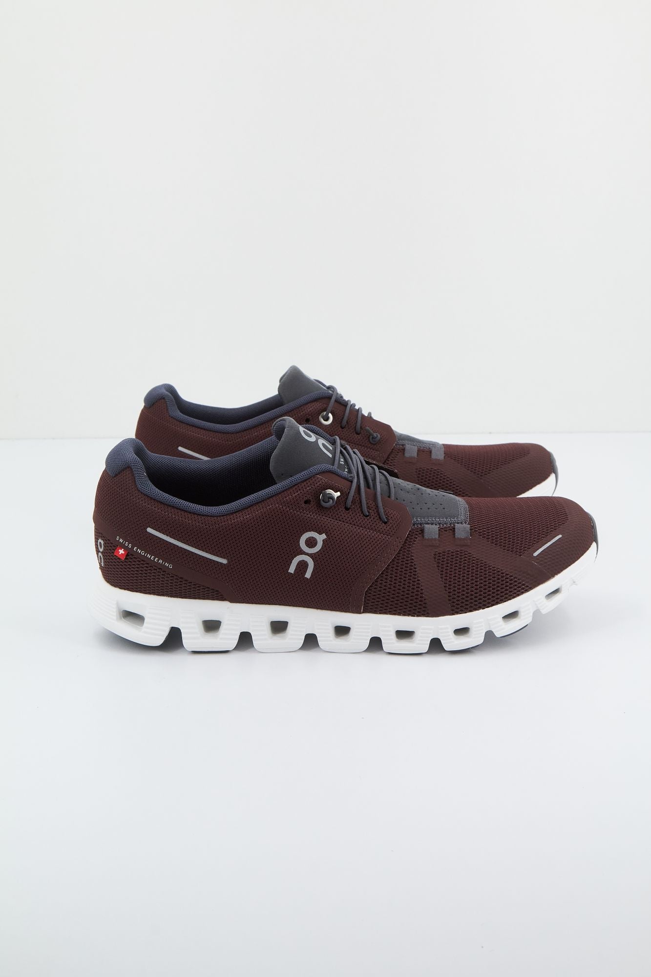 ON RUNNING CLOUD 5 en color BURDEOS (2)