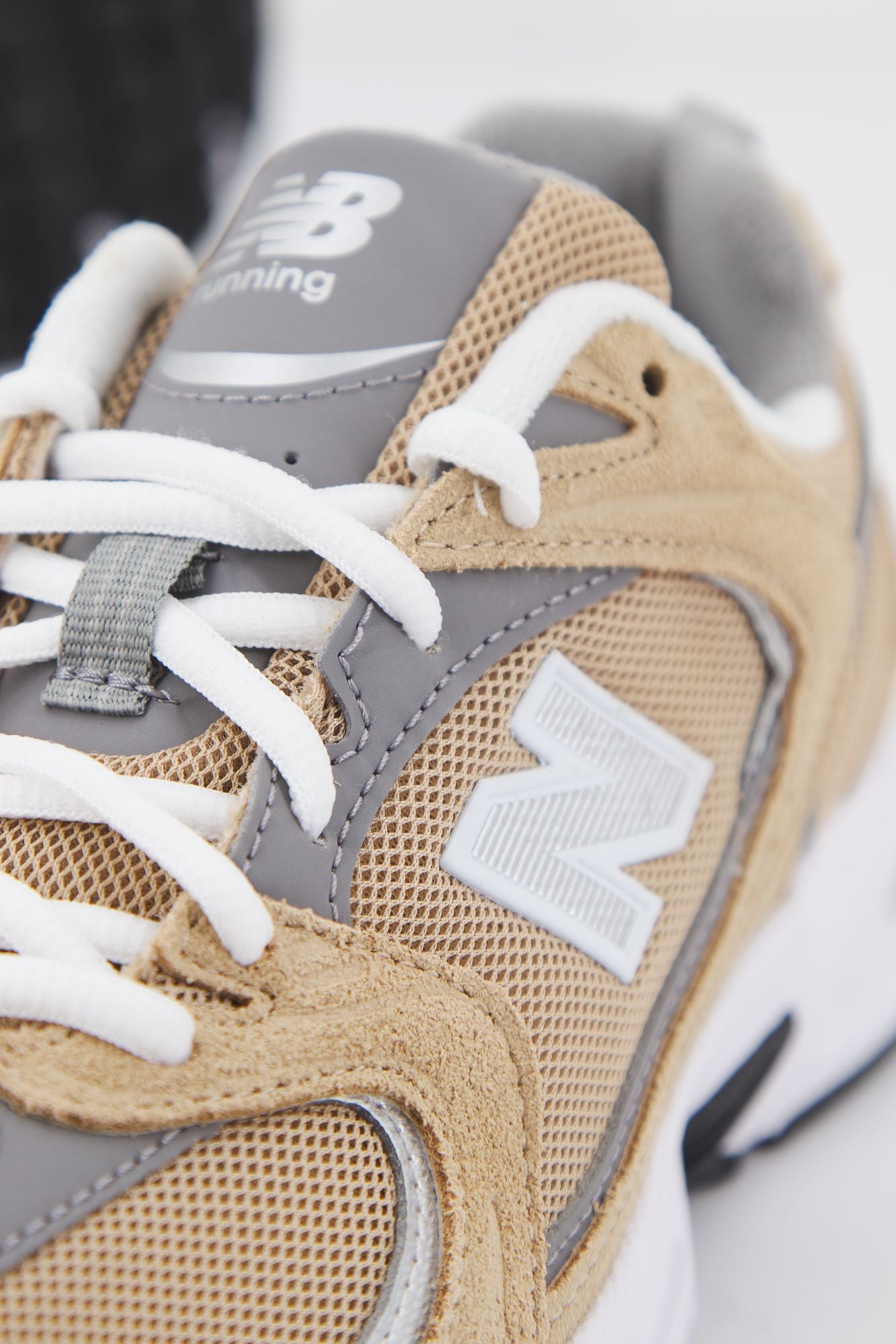 NEW BALANCE MR530 CJ  en color MARRON CLARO (4)
