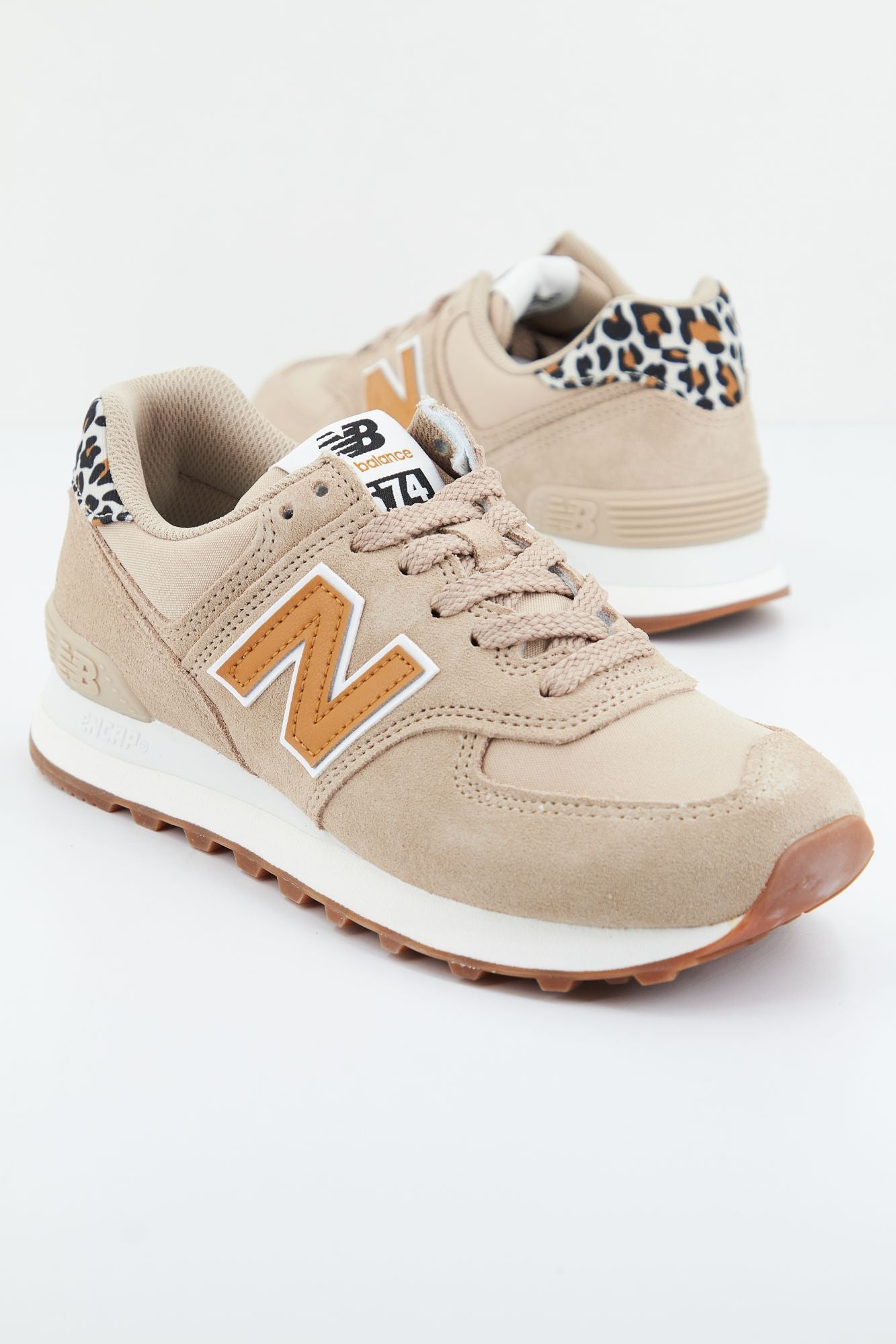 NEW BALANCE WL574 XG2 en color MARRON CLARO (1)