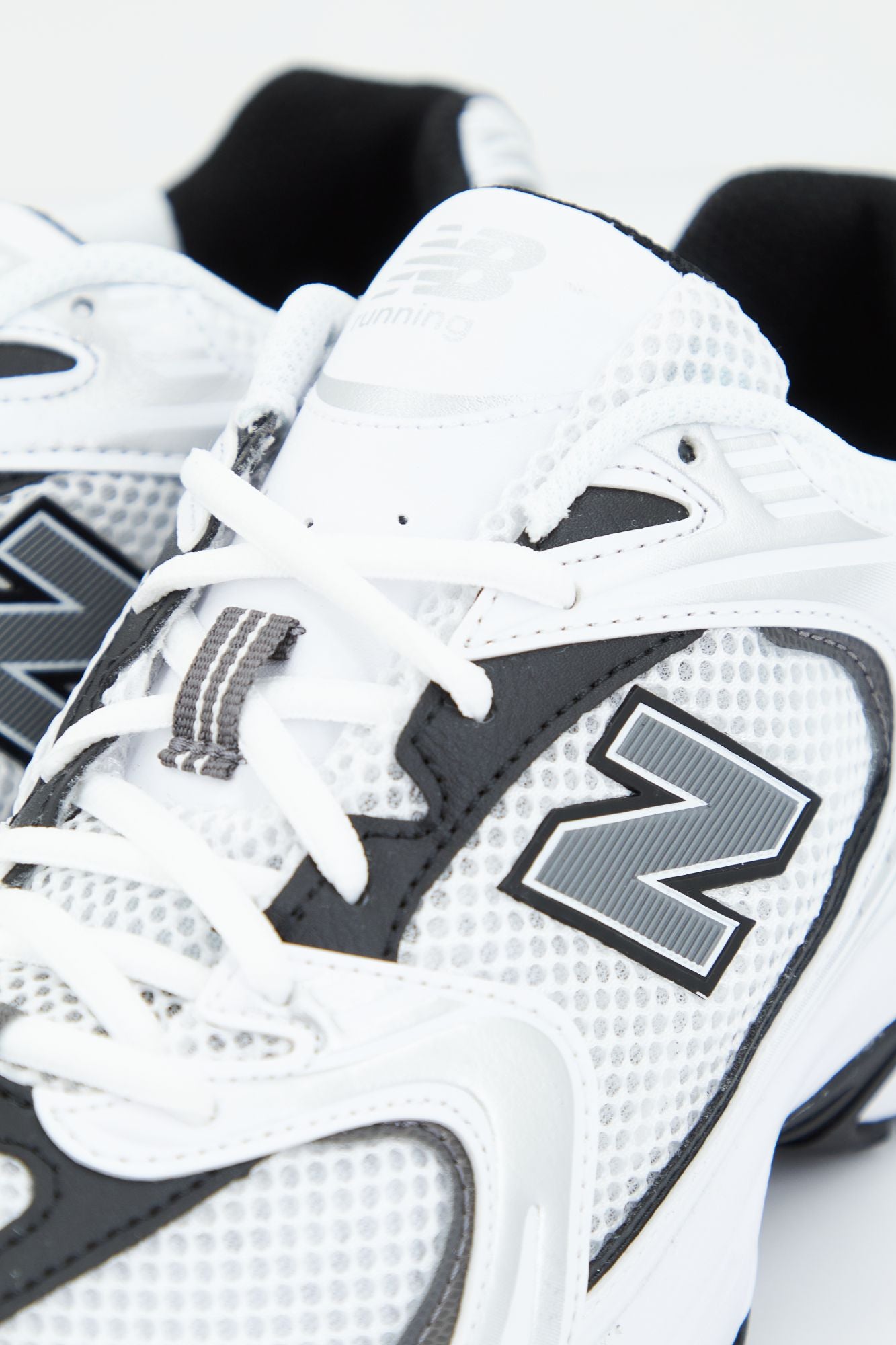 NEW BALANCE MR530 LB en color BLANCO (4)