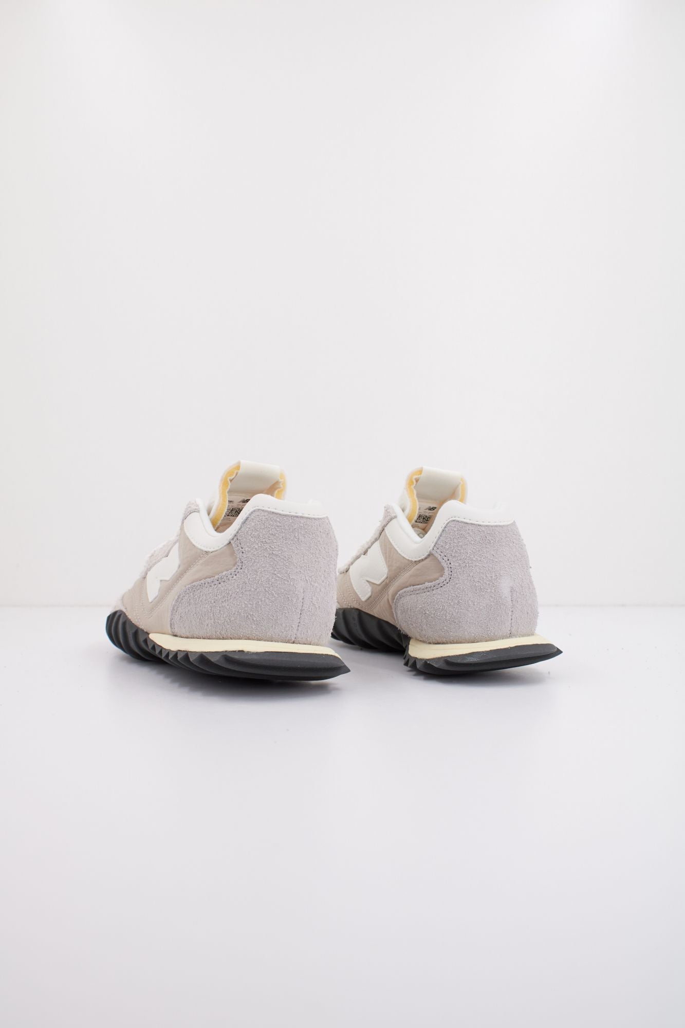 NEW BALANCE URC30 EC  en color BEIS (3)