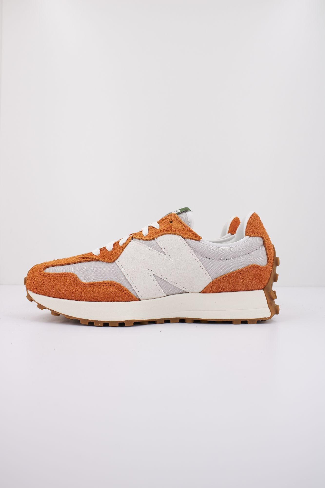 NEW BALANCE U327 SA en color NARANJA (1)