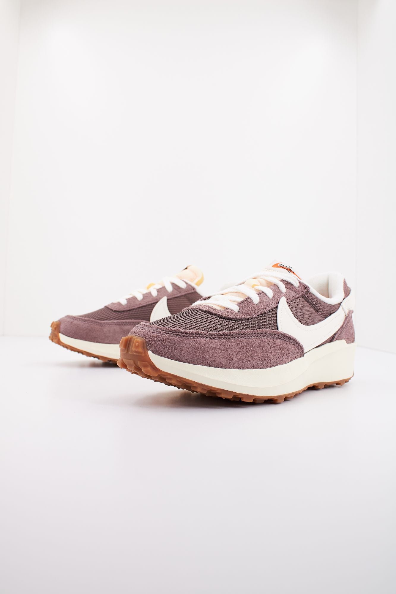 NIKE  WAFFLE DEBUT  en color VIOLETA (2)