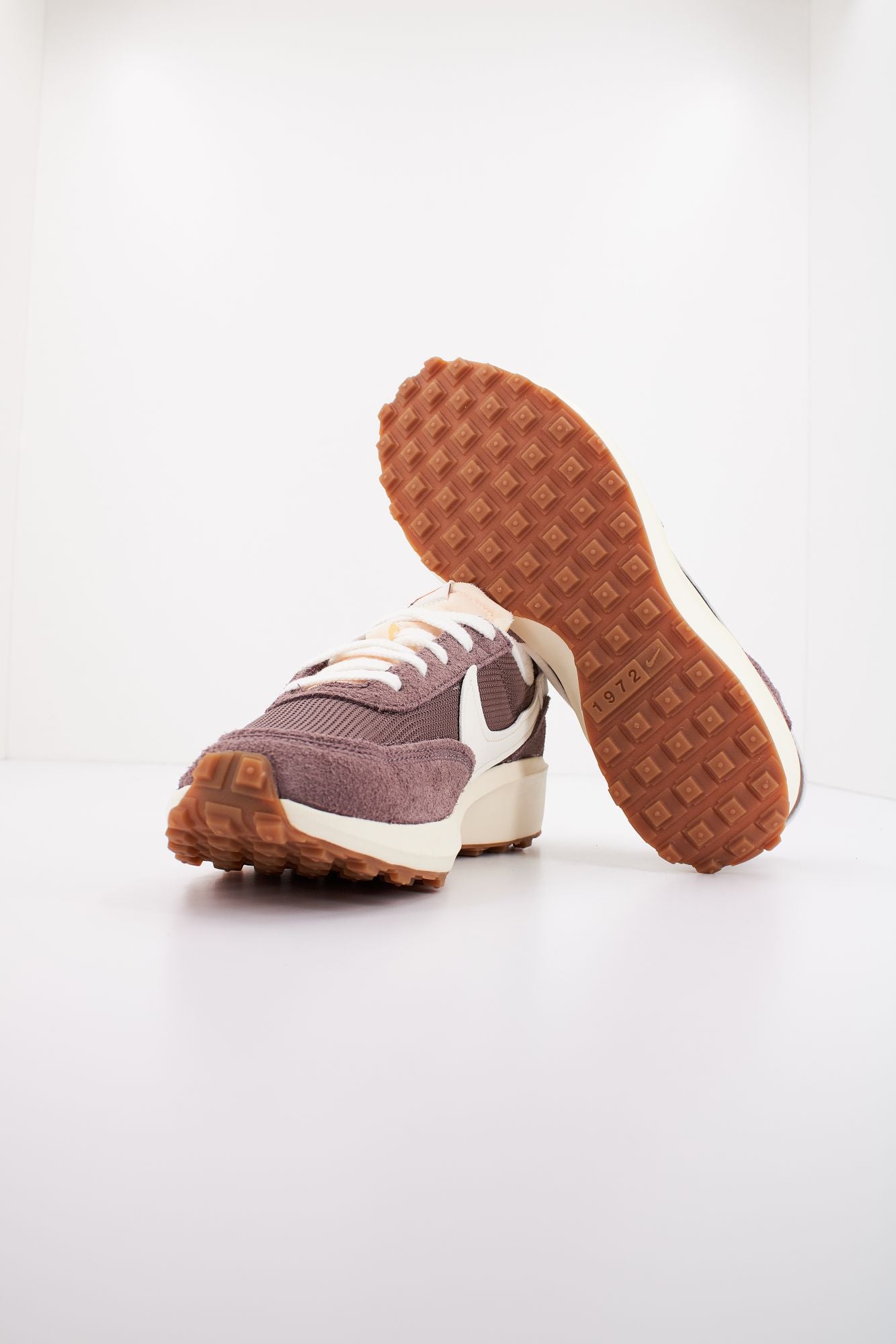 NIKE  WAFFLE DEBUT  en color VIOLETA (4)