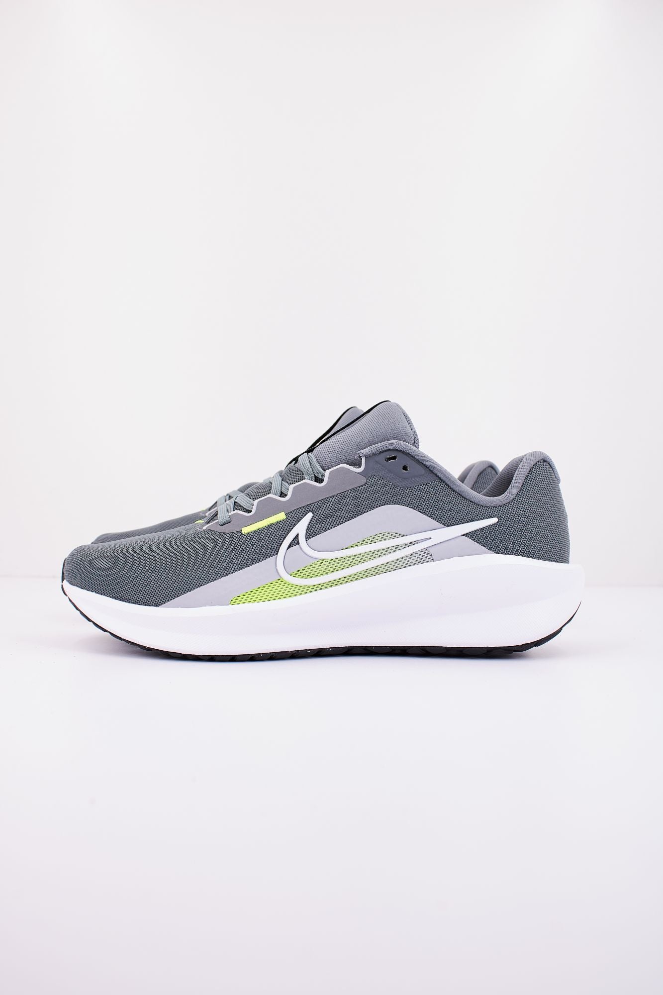 NIKE DOWNSHIFTER 13 en color VERDE (1)