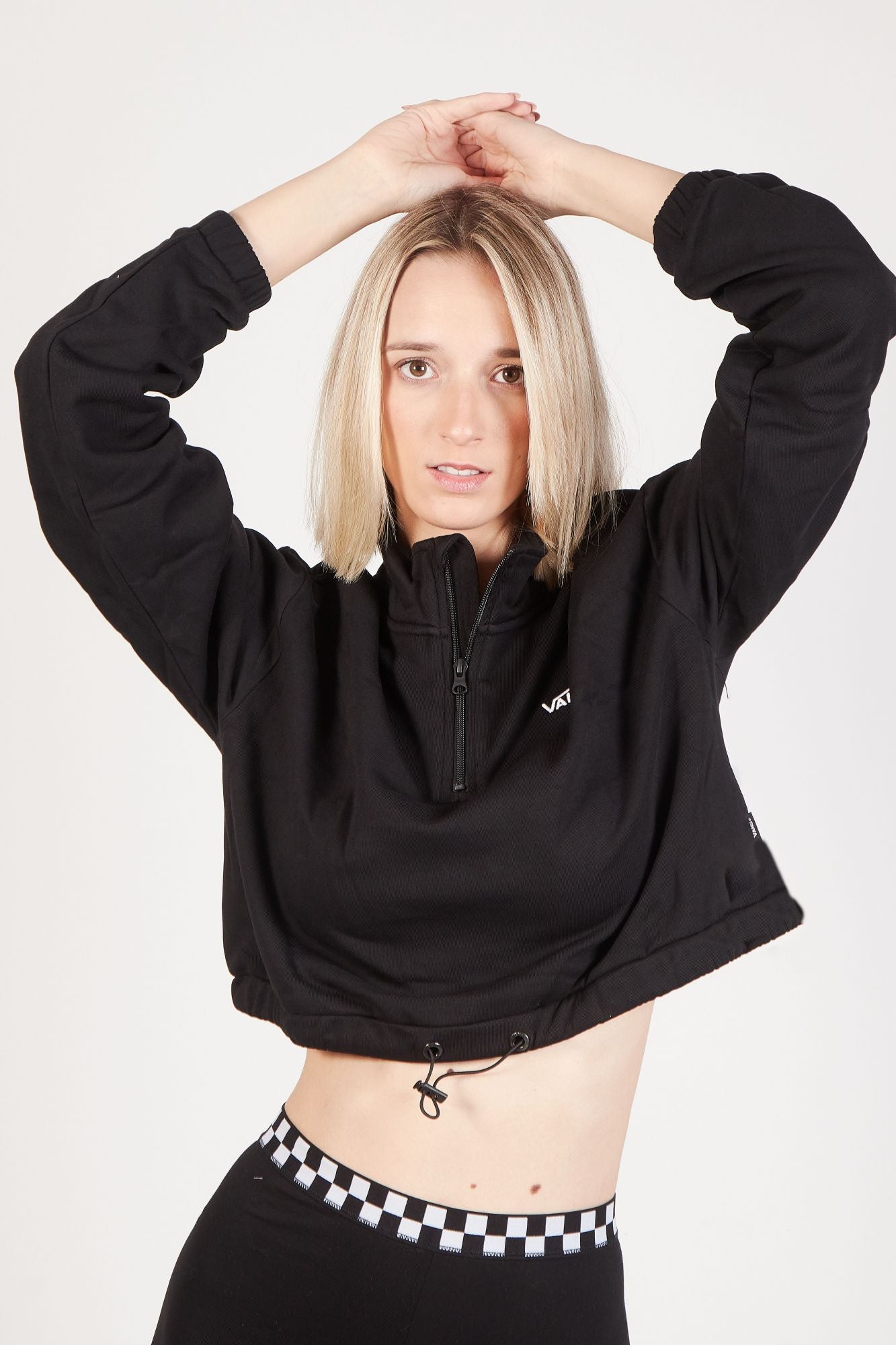 VANS LEFT CHEST HALF ZIP en color NEGRO (1)