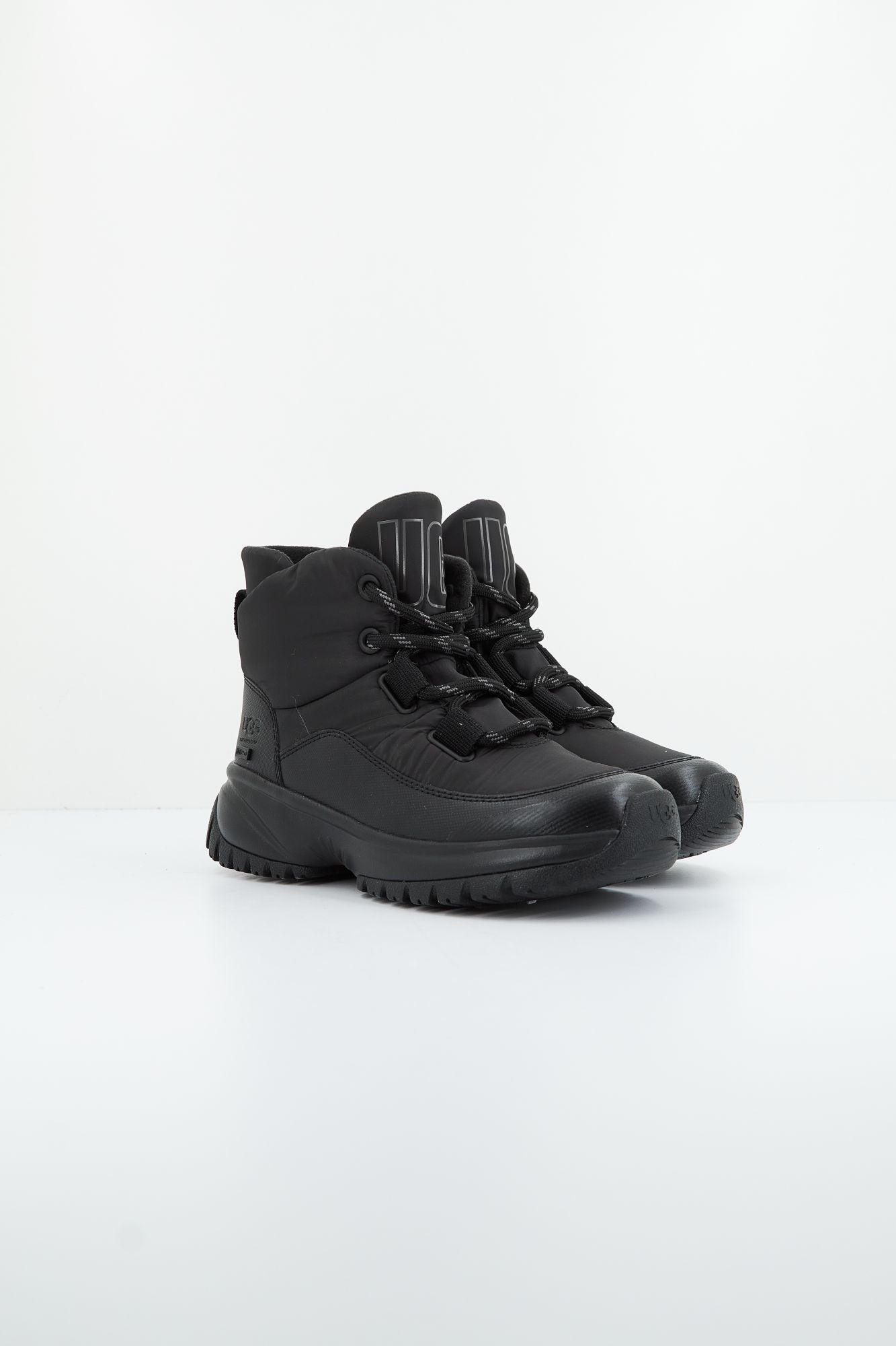 UGG W YOSE PUFFER LACE en color NEGRO (2)